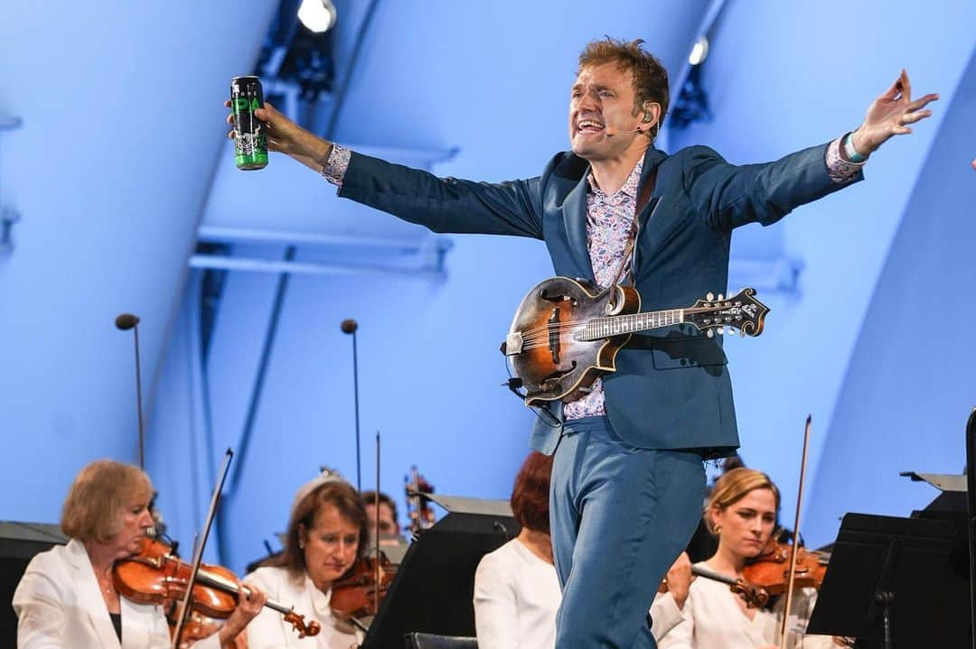 クレア・コフィーさんのインスタグラム写真 - (クレア・コフィーInstagram)「Thanks to @hollywoodbowl  for capturing the unique brand of mania that is #ATTENTION! and @christhile’s jazz hands… Kentucky, you ready?? @louisvilleorchestra, can’t wait to see you next week!」9月7日 0時03分 - clairecoffee