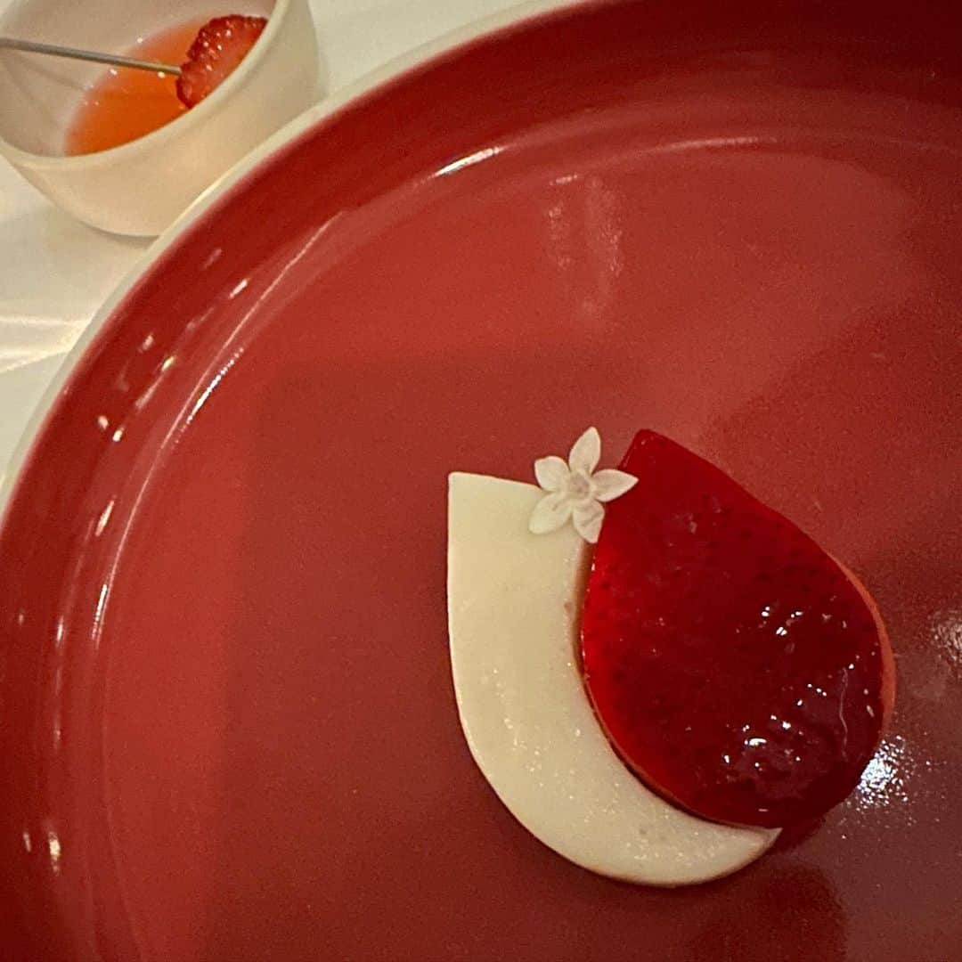 ザックポーゼンのインスタグラム：「What a treat @elevenmadisonpark !! Thank you @danielhumm for the incredible dinner. “C'est vraiment excellent!! The 🍾🍷 choice by @rocketburgess “Après bon vin, bon coussin.”😜⭐️⭐️⭐️⭐️⭐️」