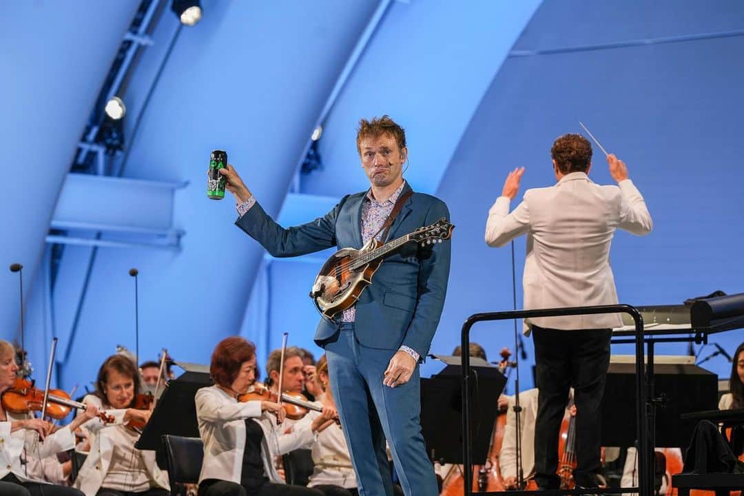 クレア・コフィーのインスタグラム：「Thanks to @hollywoodbowl  for capturing the unique brand of mania that is #ATTENTION! and @christhile’s jazz hands… Kentucky, you ready?? @louisvilleorchestra, can’t wait to see you next week!」