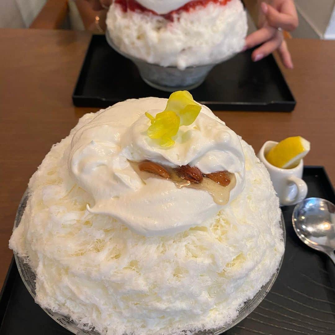 加藤圭さんのインスタグラム写真 - (加藤圭Instagram)「この夏は かき氷のおいしさを知りました🍧😊  湯島にある サカノウエカフェの 氷蜜花というかき氷は もうおいしいのキャパを超えていて 頭の中がハッピーランドでした  ( °o°) ( °o°)  ヨーグルトクリームに、はちみつ漬けのナッツ入り、レモン風味 でした🍧✨️  他のカフェは8月末でかき氷終わっているお店が多くて かなしい です (´ᵕ ᵕ̩̩`) . .  .  🍧それでは︎💕︎  .  .  #かき氷 #夏 #おいしいもの #サカノウエカフェ #japan #sweet  #summer #girl」9月7日 0時04分 - kei_kato_