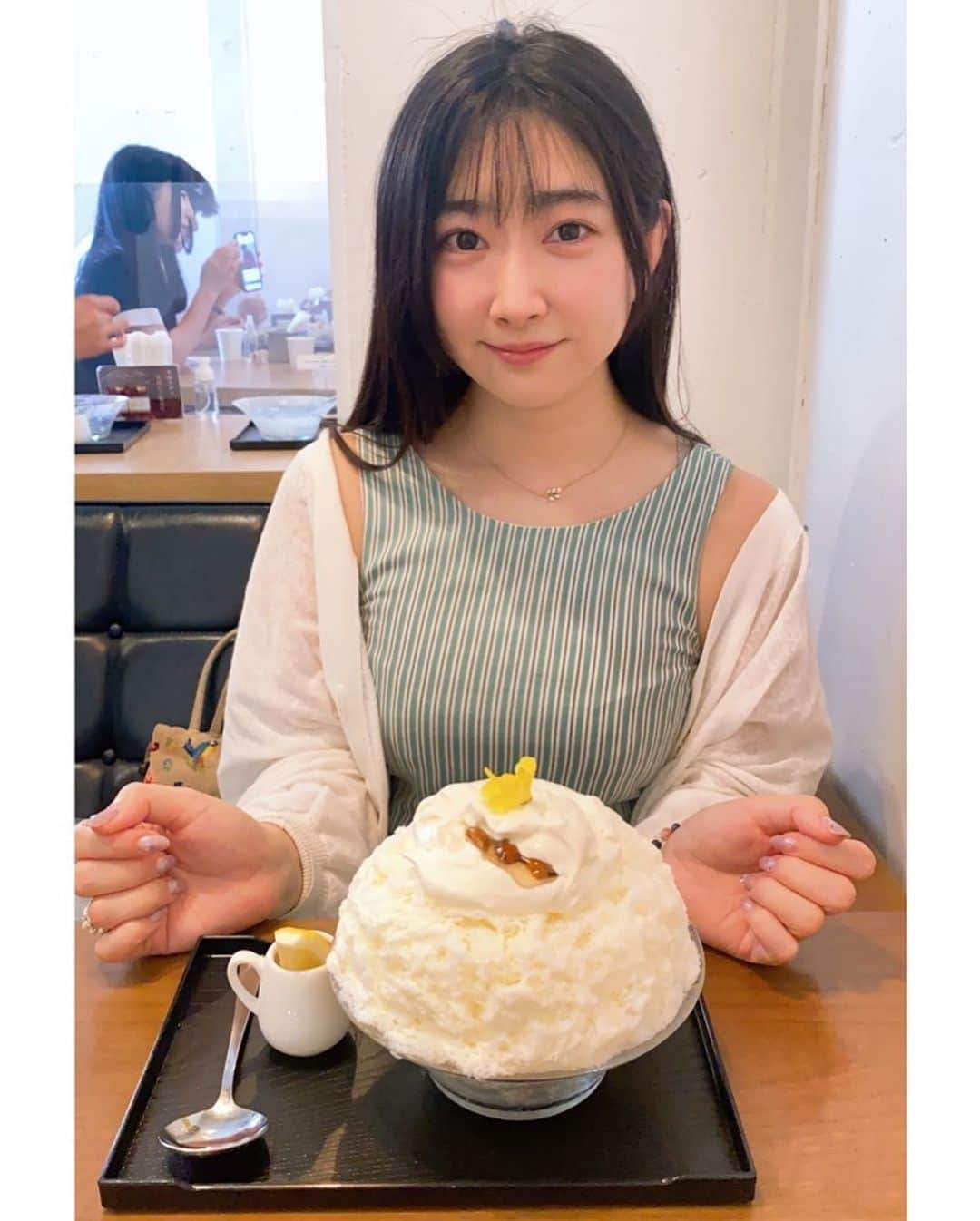 加藤圭のインスタグラム：「この夏は かき氷のおいしさを知りました🍧😊  湯島にある サカノウエカフェの 氷蜜花というかき氷は もうおいしいのキャパを超えていて 頭の中がハッピーランドでした  ( °o°) ( °o°)  ヨーグルトクリームに、はちみつ漬けのナッツ入り、レモン風味 でした🍧✨️  他のカフェは8月末でかき氷終わっているお店が多くて かなしい です (´ᵕ ᵕ̩̩`) . .  .  🍧それでは︎💕︎  .  .  #かき氷 #夏 #おいしいもの #サカノウエカフェ #japan #sweet  #summer #girl」