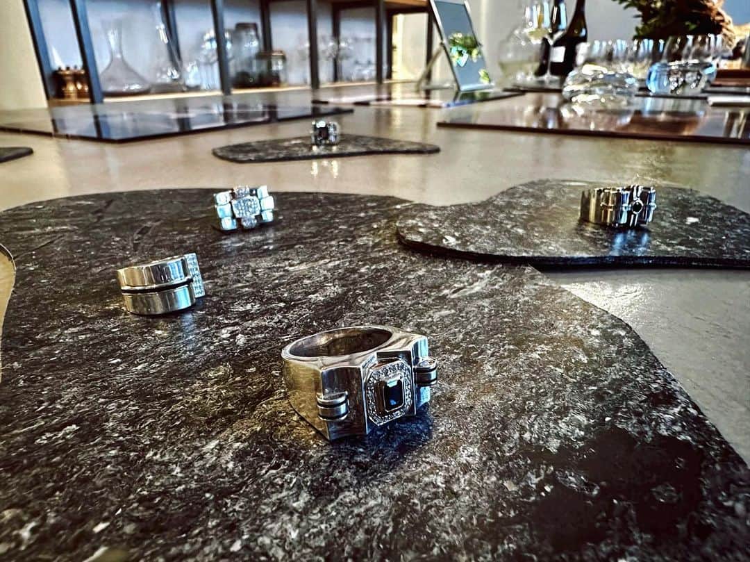 樹神のインスタグラム：「REMELRIC(レメルリック) Launch Reception  都市鉱山、という自分では聞き慣れない言葉。 廃棄された携帯電話やPCから採取される有用な資源をそう呼び、日本には世界各国の資源国に匹敵する量が埋蔵されているのだそう。 それらの金属を精錬した「リファインメタル」と、 デッドストックストーンで作られたジュエリーたち。 めぐり巡りを繰り返していたらある日ジュエリーに生まれ変わって、 子供や孫の代まで大切に受け継がれていくストーリーが見えてくるようで、便利さ溢れるこの時代においていろいろ考えさせられてしまう。 ユニセックスで使える存在感あるタンクリング、とてもカッコよかった。  #remelric  #refinemetal  #jewelry  #レメルリック #リファインメタル」