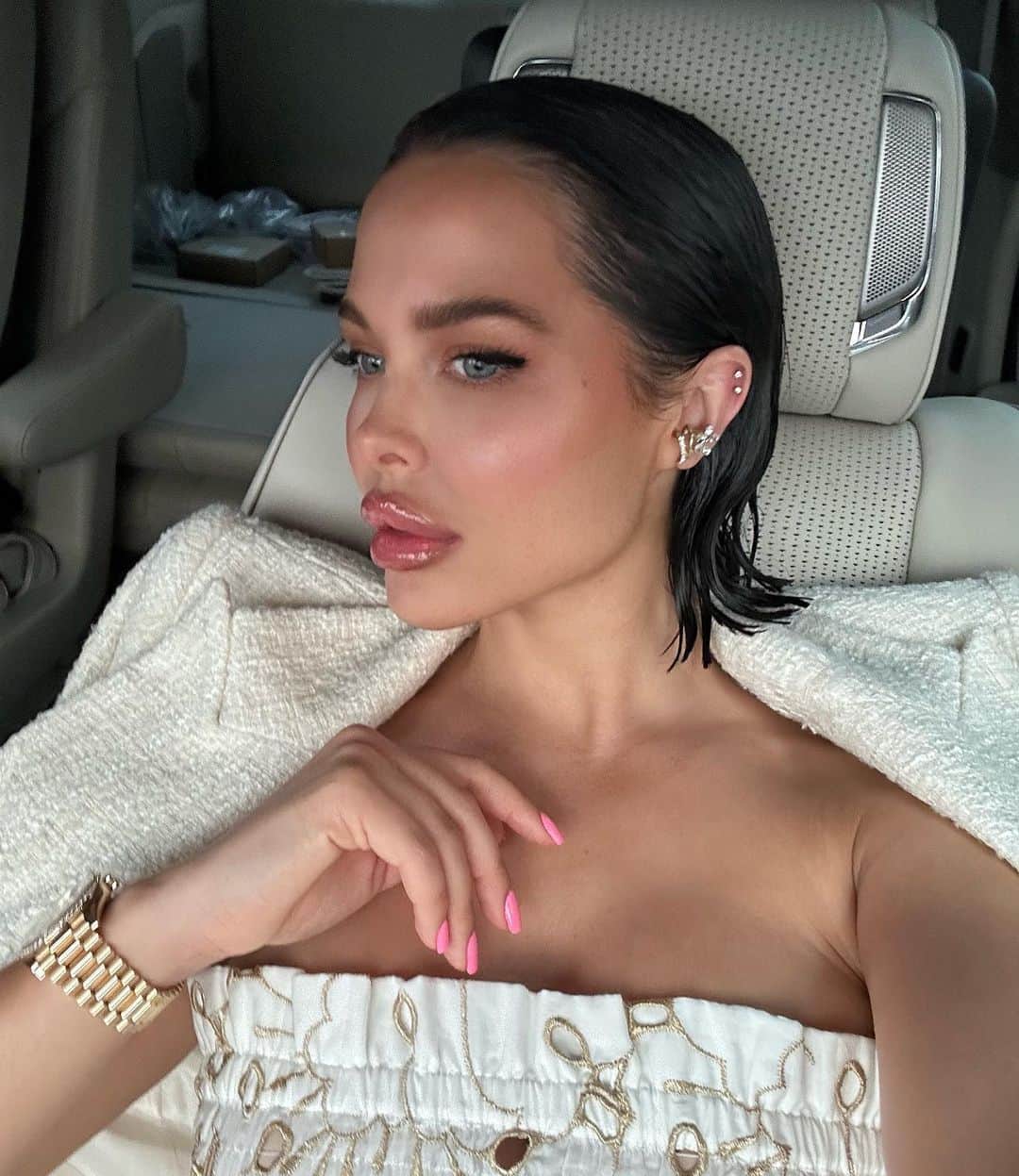 Mara Teigenのインスタグラム：「Summer is almost over, which means no more “wet look” hairstyle 🥲」