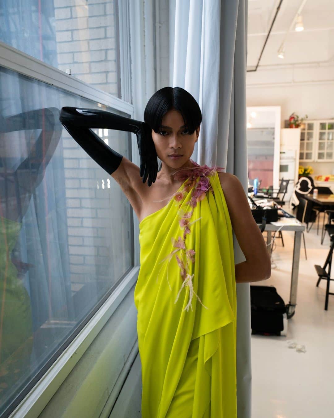 プラバルグルンのインスタグラム：「Delicate Details⁠ ⁠ Hand Embroidered Sari Gown in Chartreuse from the Pre-Fall 2023 collection⁠ ⁠ Photo by @raelyks」