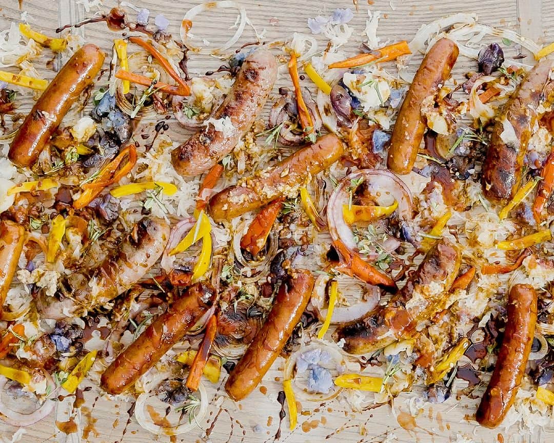 ジョンソンヴィルのインスタグラム：「We swear our art will taste better than a Jackson Pollock! 😋 🔥  #johnsonville #johnsonvillesausage #betterwithsausage #grilling #SummerGrilling」