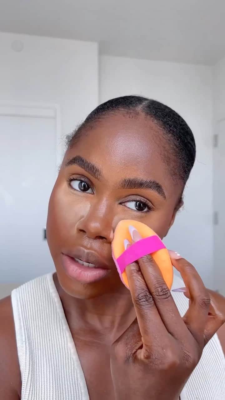 Real Techniquesのインスタグラム：「Extra snatch AND for beginners? Say less @enigivensunday 😏  The Miracle 2-in-1 Powder Puff has you covered from beginner to pro.   Find THE tool for a smooth makeup base at @ultabeauty!」