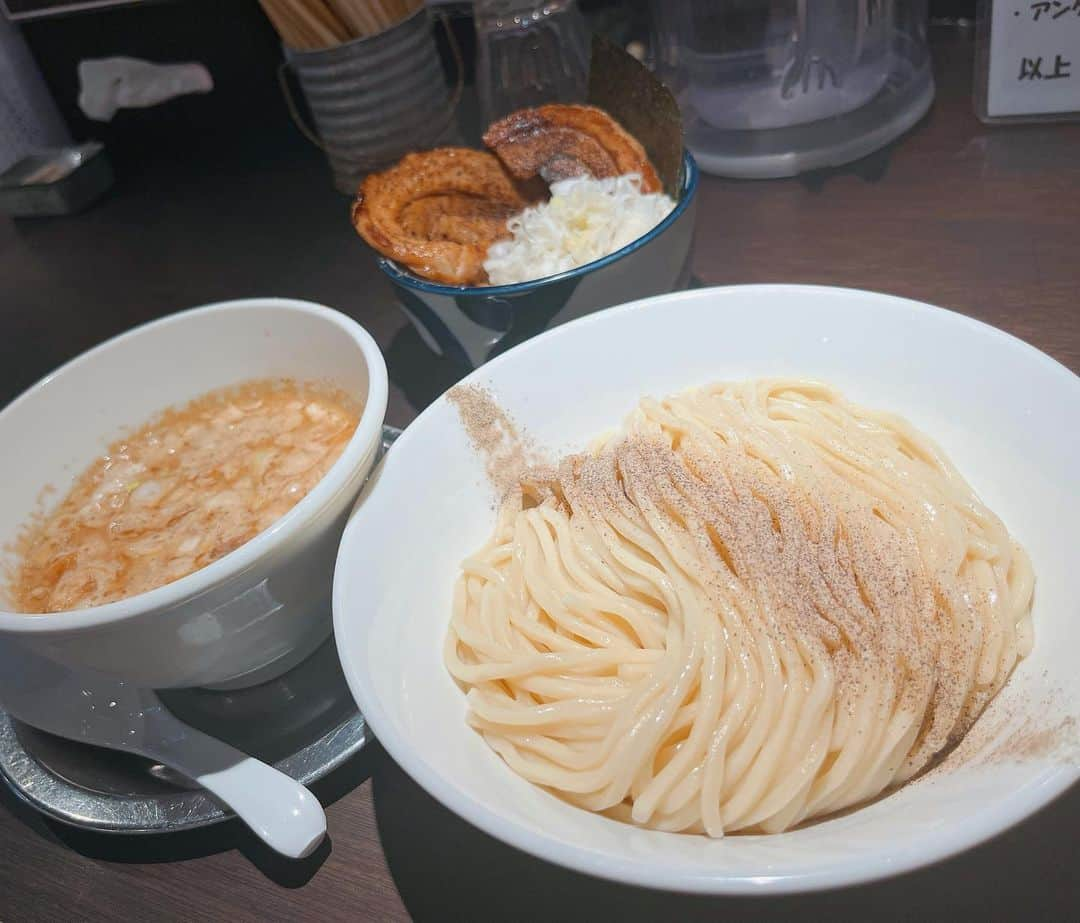 福本愛菜のインスタグラム：「時屋レスポワール🍜✨✨✨  クレムつけ麺はクリーミーなつけ汁が洋風な味わいで美味しかった〜🤤💕 濃厚な味が好きな人は特におすすめ🫶🏽❤️  ノーマル鶏つけ麺はあっさりした味わいの中に鶏の旨みが凝縮されててこれもまたうまうまでした🤤  美味しかったから他の店舗も行きたいなあ🤭❤️  #大阪 #つけ麺 #時屋 #レスポワール #つけ麺大好き #つけ麺好きな人と繋がりたい #🍜」