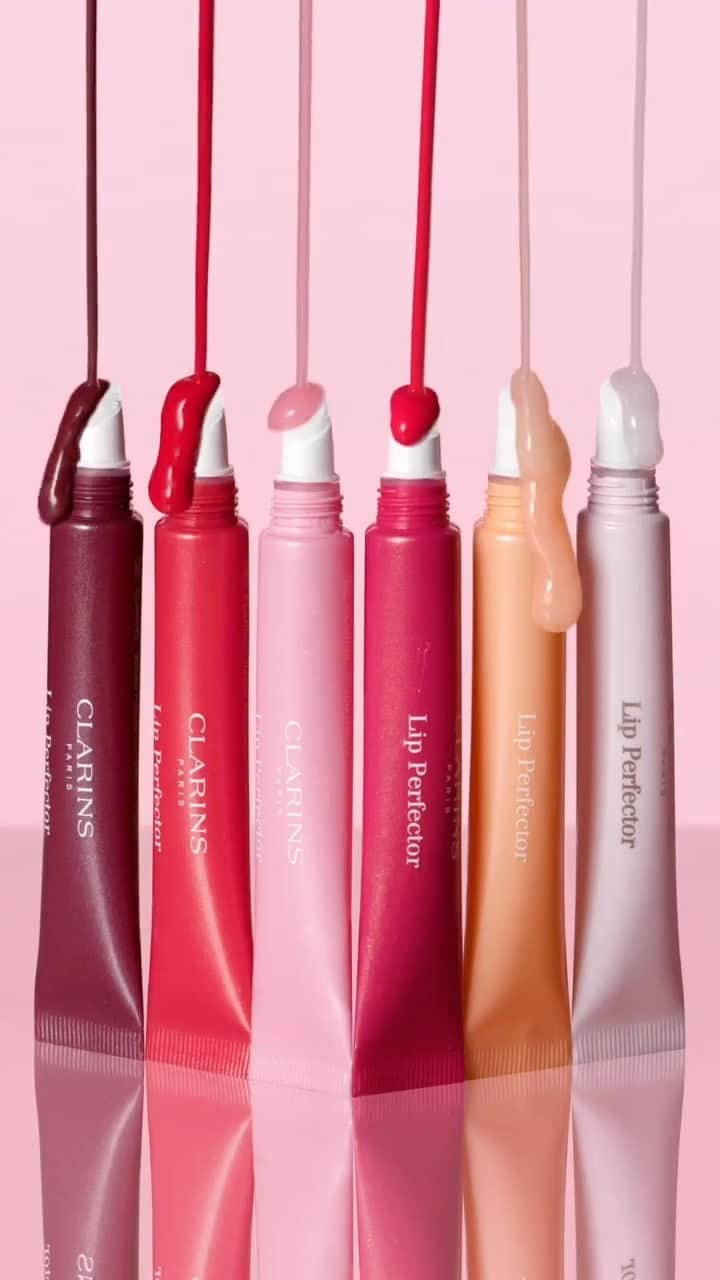 Clarins Italiaのインスタグラム：「🆕NOVITÀ IN ARRIVO: pronta a risplendere?  Lip Perfector si rifà il look e si declina in 6 nuove tonalità, iridescenti e perlescenti, che non lasciano nulla al caso:  ✨Come una bacchetta magica, questi  gloss scivolano sulle labbra lasciandole brillanti in un solo passaggio (merito di 2 tipi di microperle selezionate dai Laboratori Clarins!); ✨Assicurano uno straordinario effetto plump, grazie alla texture in gel e a un peptide con azione rimpolpante; ✨Con una formula-trattamento al 96% e ingredienti vegetali scelti per i numerosi benefici (come burro di karité e di mango selvatico), donano un pieno di idratazione e nutrimento alle labbra.  Lascia un cuore nei commenti se anche tu non vedi l’ora di provarli tutti! 💗  #Clarins #ClarinsItalia #ClarinsMakeUp #makeupLover #lips #gloss」