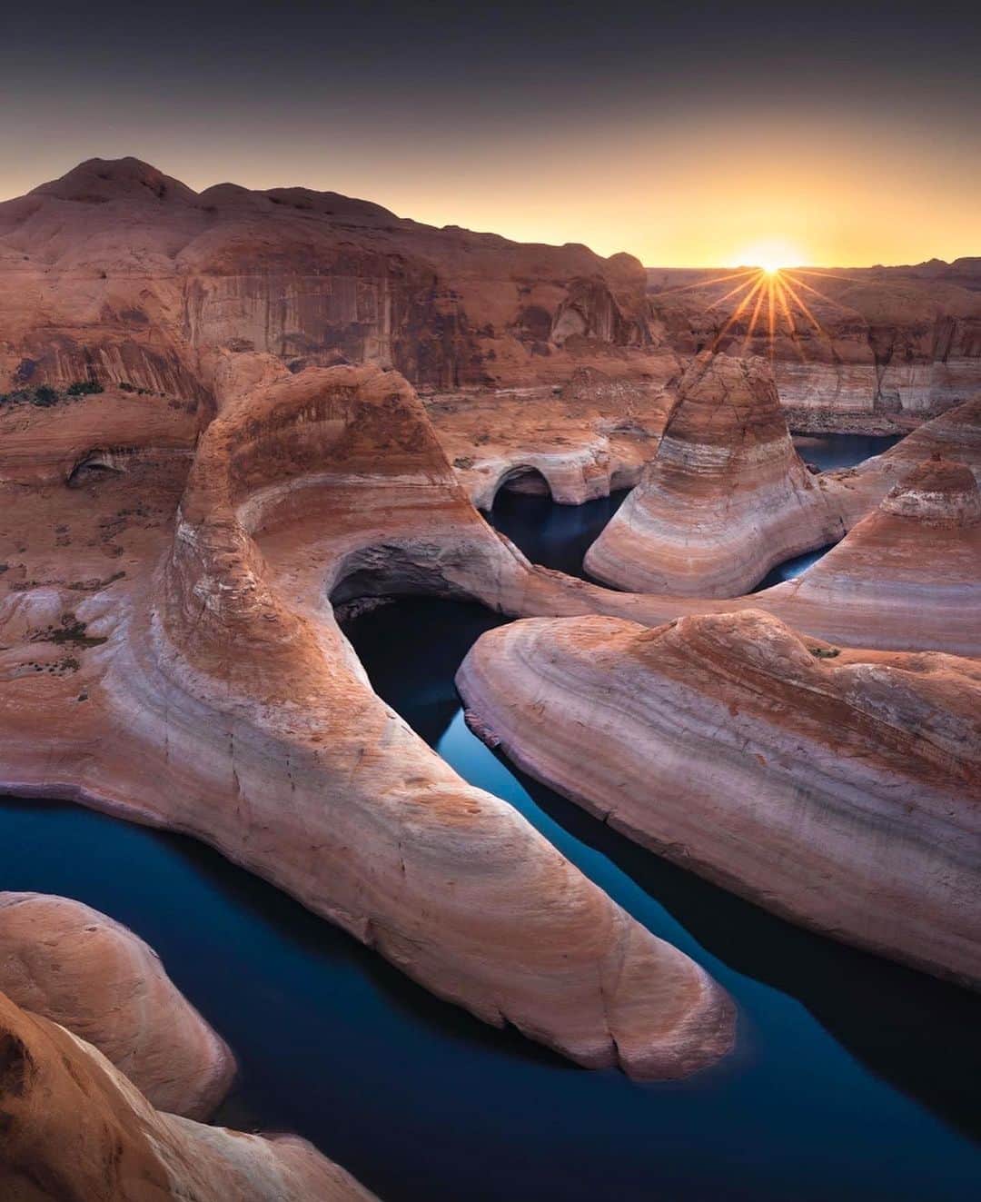 BEAUTIFUL DESTINATIONSさんのインスタグラム写真 - (BEAUTIFUL DESTINATIONSInstagram)「@karolnienartowicz unveils the breathtaking beauty of Reflection Canyon in Utah, USA – a landscape that seems to have been painted by nature's own hand! 🇺🇸 Did you know that this unique destination requires a challenging hike to reach its edge, making the view even more rewarding? 🏞️  📽 @karolnienartowicz 📍 Reflection Canyon, Utah, USA」9月7日 0時01分 - beautifuldestinations
