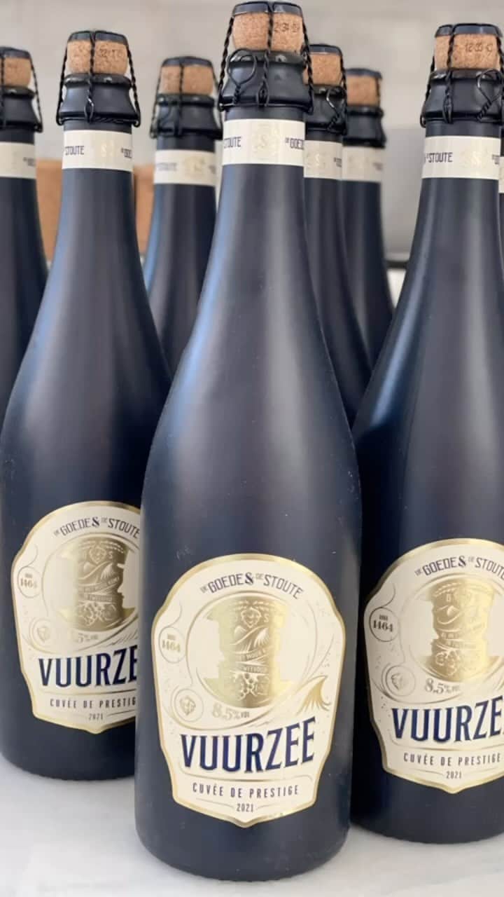 ブラント・ドーハティのインスタグラム：「Let me tell you a story about a beer. Last year I found myself on Bonaire island in the Caribbean. I looked up the best restaurant around and booked dinner for me and Kim (shout out to @chefsbonaire!). Instead of serving wine with one of the courses, the chefs brought out a high-end beer called Vuurzee. I’ve never had a beer like this in my life. It’s incredible. I tell them how much I like it, really just hoping to get more. I get another pour and they tell me to enjoy it, as it’s probably the last I’ll have of it for awhile. It’s really hard to come by, I’m told.   Well that sounds like a challenge to me. I find the brewery on instagram (@degoedeendestoute) and message them, and end up chatting with the owner. He’s a really nice dude named Pieter and lives in Amsterdam, where they make Vuurzee. They’ve got a literal castle outside the city and a bar downtown dedicated to serving this beer. After I tell him how much I love it, he makes me the first American member of the brewery club.   He tells me all about the beer. It’s brewed with Pinot noir grapes and champagne yeast. Kind of a mix between beer and wine, which makes it so unique.   Fast forward to this summer, I’m finally in Amsterdam again. Pieter personally picks up my family and I (he even put a car seat in his car for Wilder) and takes us on a tour of their amazing castle, vineyard and bar. He’s super cool and spends most of the day with us. So I wanted to make this post to say thank you for the hospitality and generosity. I really appreciate your kindness and willingness to show us around your country and share your beer.  And thank you to @chefsbonaire for turning me onto it in the first place. I keep in touch with all these people now because of this beer and I think that’s lovely. Ultimately, I learned that the tastiest beer is the friends you make along the way.  But seriously, Vuurzee is available in an increasing amount of countries worldwide and you should definitely try it if you can! Thank me later.   @degoedeendestoute @vandoornpieter @piettirion @wijngaard_zonnestraal @hofsypesteyn @vuurzeebar」