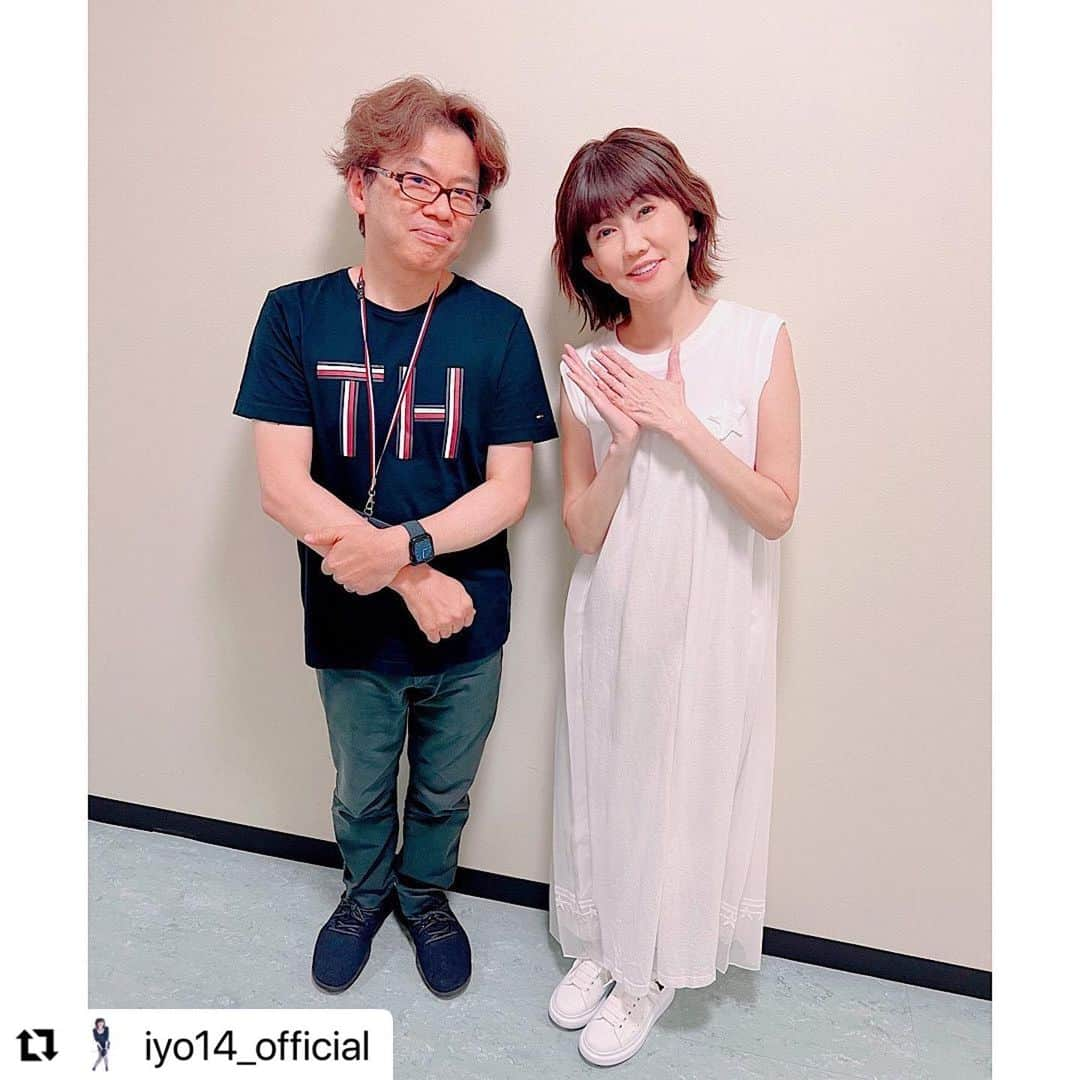 上杉洋史さんのインスタグラム写真 - (上杉洋史Instagram)「うたコンに出演された松本伊代さんと終演後に楽屋前で記念撮影。怪我から復帰されてお元気そうで良かったです。  #Repost @iyo14_official with @use.repost ・・・ 今日は、 NHKさんの【うたコン】に、 出させて頂きました❣️  谷原さんにも、 怪我からの復帰おかえりなさいと、お声がけ頂いたり、 スタッフの皆様にも温かく迎えてくださり、 感無量でした😭  センチメンタルジャーニーを、 ＯＣＨＡ　ＮＯＲＭＡの皆様とコラボさせ頂き、 とっても楽しませて頂きました❣️  見てくださった皆様、 ありがとうございました😊  またうたコンに、 出させて頂けるように、 昭和の16歳、 まだまだがんばりまーす❣️笑笑  #うたコン #NHKホール #ＯＣＨＡ　ＮＯＲＭＡ #辰巳ゆうと #竹原ピストル #上杉洋史 #お写真撮ってくれてありがとう #センチメンタルジャーニー #松本伊代」9月7日 0時05分 - uesugihiroshi