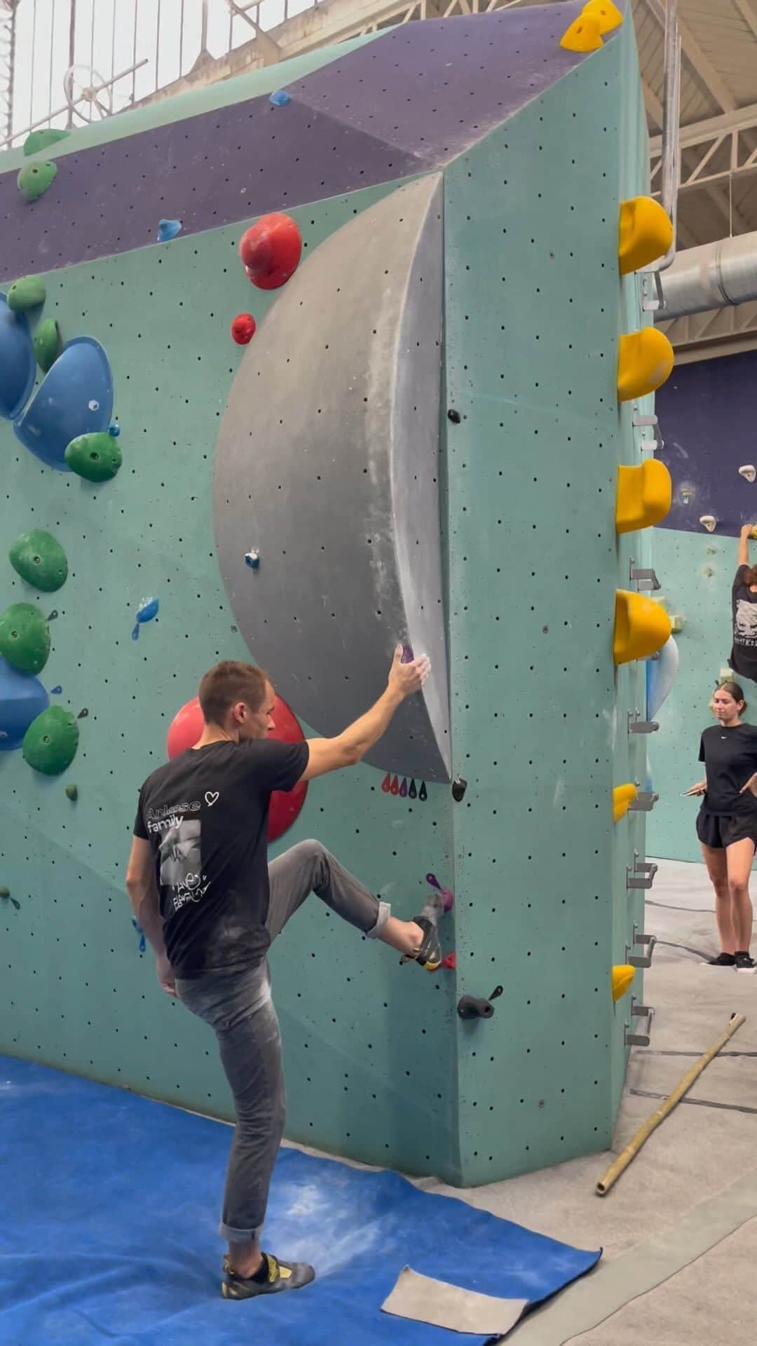 ジェレミー・ボンダーのインスタグラム：「Une bonne session d’ouverture dans la fraîcheur parisienne hein mister @pierrefontn … 😜🤣 Avec petit violet 🟣 qui tourne 🤙🔥  #arkose #arkoseheroes #snapclimbing #ffmeoccitanie #lasportiva #beal」