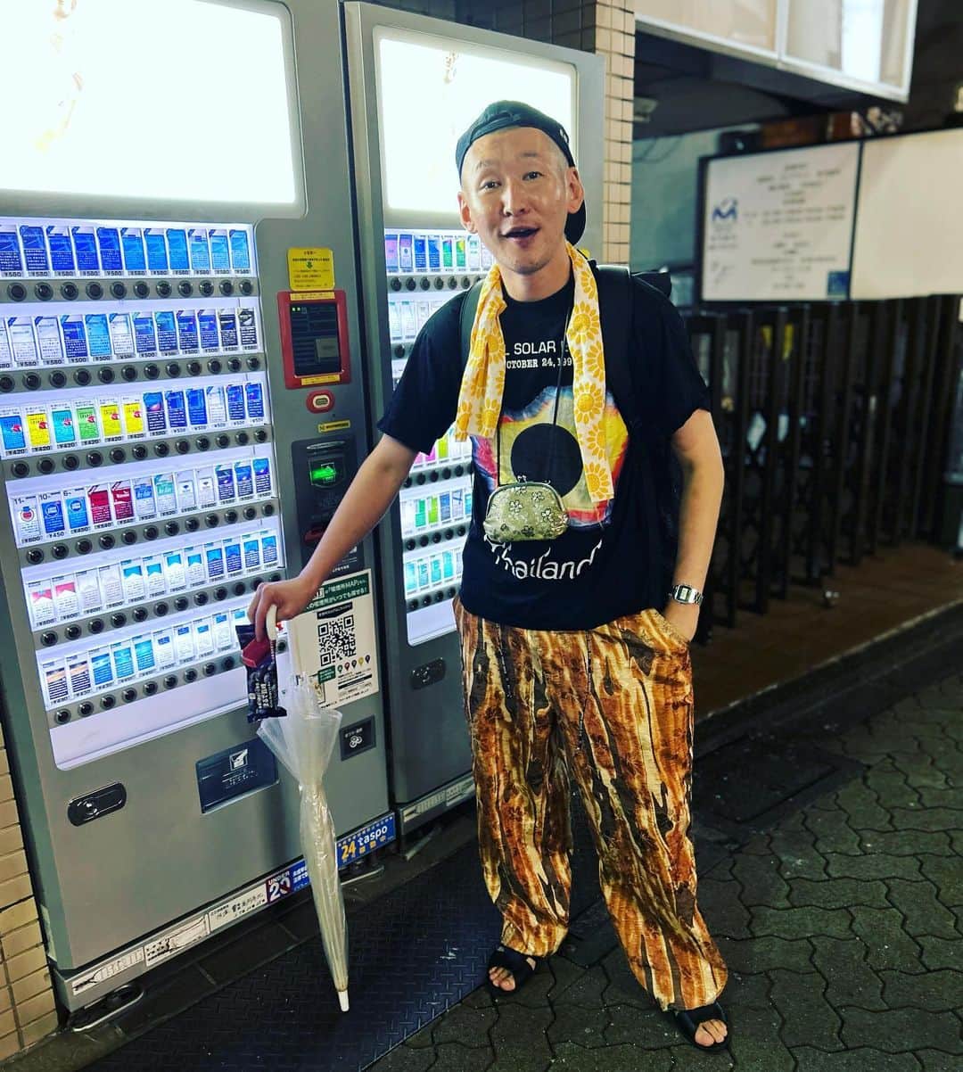 市川刺身さんのインスタグラム写真 - (市川刺身Instagram)「今日の服装。 渋谷で1日小道具作りの日。  タイの皆既日食Tシャツでパワーもらう。 はやとちりで購入の木目調のズボン最高。 十四才で購入したデニム地の帽子に黒の便所サンダルで最近お客様が送ってくださった手ぬぐいに金のがま口にmont-bellのメッシュリュック室内ずっと居たから開かなかった傘。  1日中理想の小道具を探求して制作してました。 帰宅時間がもぐさんと一緒で一緒に帰ってアイス買って貰って、もぐさんに撮ってもらいました。 空気階段さんの単独『無修正』面白かった。 もぐさんありがとうございます。  #今日着た服 #ファッション #古着 #高円寺 #空気階段 #無修正 #もぐらさん #良いTシャツ」9月7日 0時20分 - soitsudoitsu