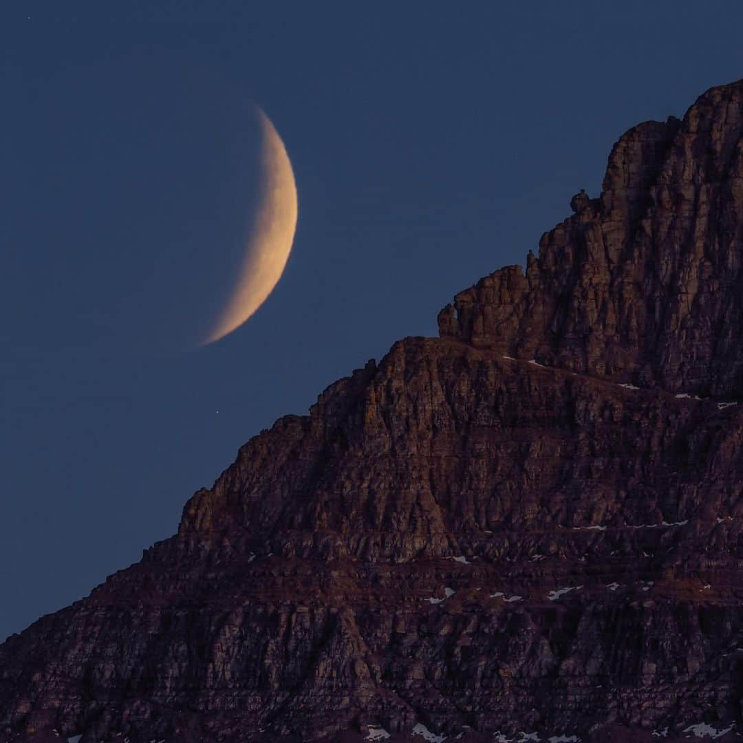 Keith Ladzinskiさんのインスタグラム写真 - (Keith LadzinskiInstagram)「Lunar eclipse, doubled exposed over glacier national park. For @natgeo 9/2016 - - - #lunarEclipse #bloodMoon #glaciernationalpark」9月7日 0時21分 - ladzinski