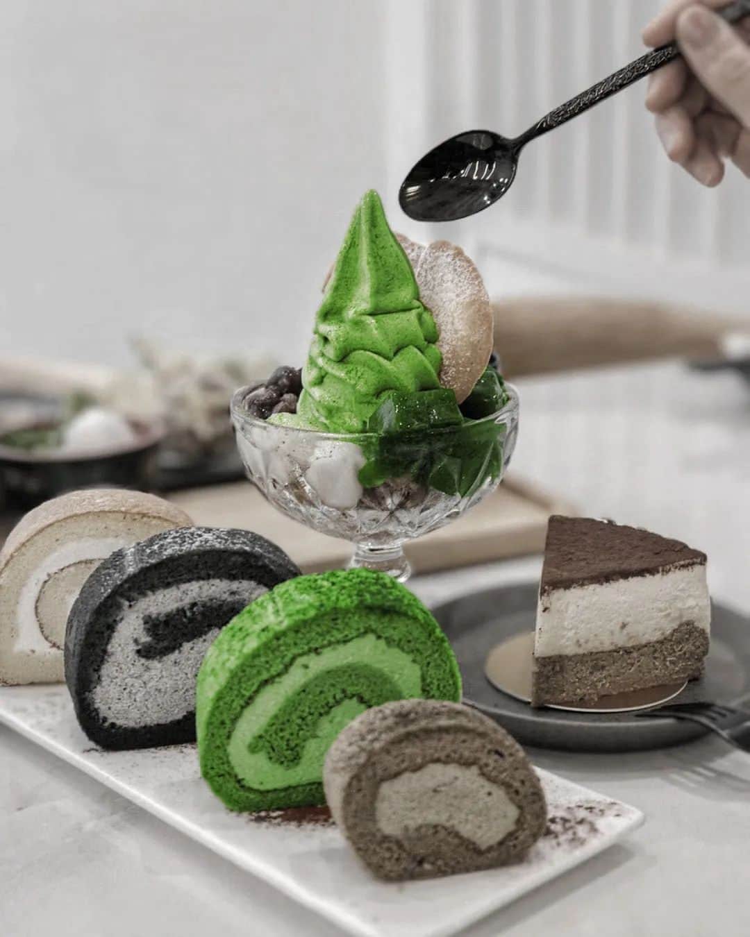 Matchæologist®のインスタグラム：「🙌 Tag your #MatchaBestie with whom you’d love to devour these #Matcha Swirl #Parfait and Matcha + Houjicha Roll Cakes! 🙌 Pure edible happiness beautifully captured by @fabkonggirl! . We’ve got you covered if you’re craving the captivating taste of matcha green tea 🌿— the ultimate superfood that you can incorporate into any of your favourite creations! . 👉 Head to Matchaeologist.com (link in bio) to learn more about our range of 🌿 artisanal matcha and 🍂 houjicha powder.  . Matchæologist® #Matchaeologist Matchaeologist.com」