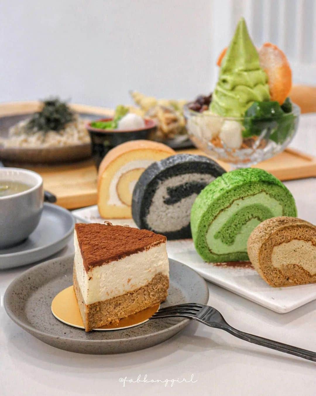 Matchæologist®さんのインスタグラム写真 - (Matchæologist®Instagram)「🙌 Tag your #MatchaBestie with whom you’d love to devour these #Matcha Swirl #Parfait and Matcha + Houjicha Roll Cakes! 🙌 Pure edible happiness beautifully captured by @fabkonggirl! . We’ve got you covered if you’re craving the captivating taste of matcha green tea 🌿— the ultimate superfood that you can incorporate into any of your favourite creations! . 👉 Head to Matchaeologist.com (link in bio) to learn more about our range of 🌿 artisanal matcha and 🍂 houjicha powder.  . Matchæologist® #Matchaeologist Matchaeologist.com」9月7日 0時13分 - matchaeologist