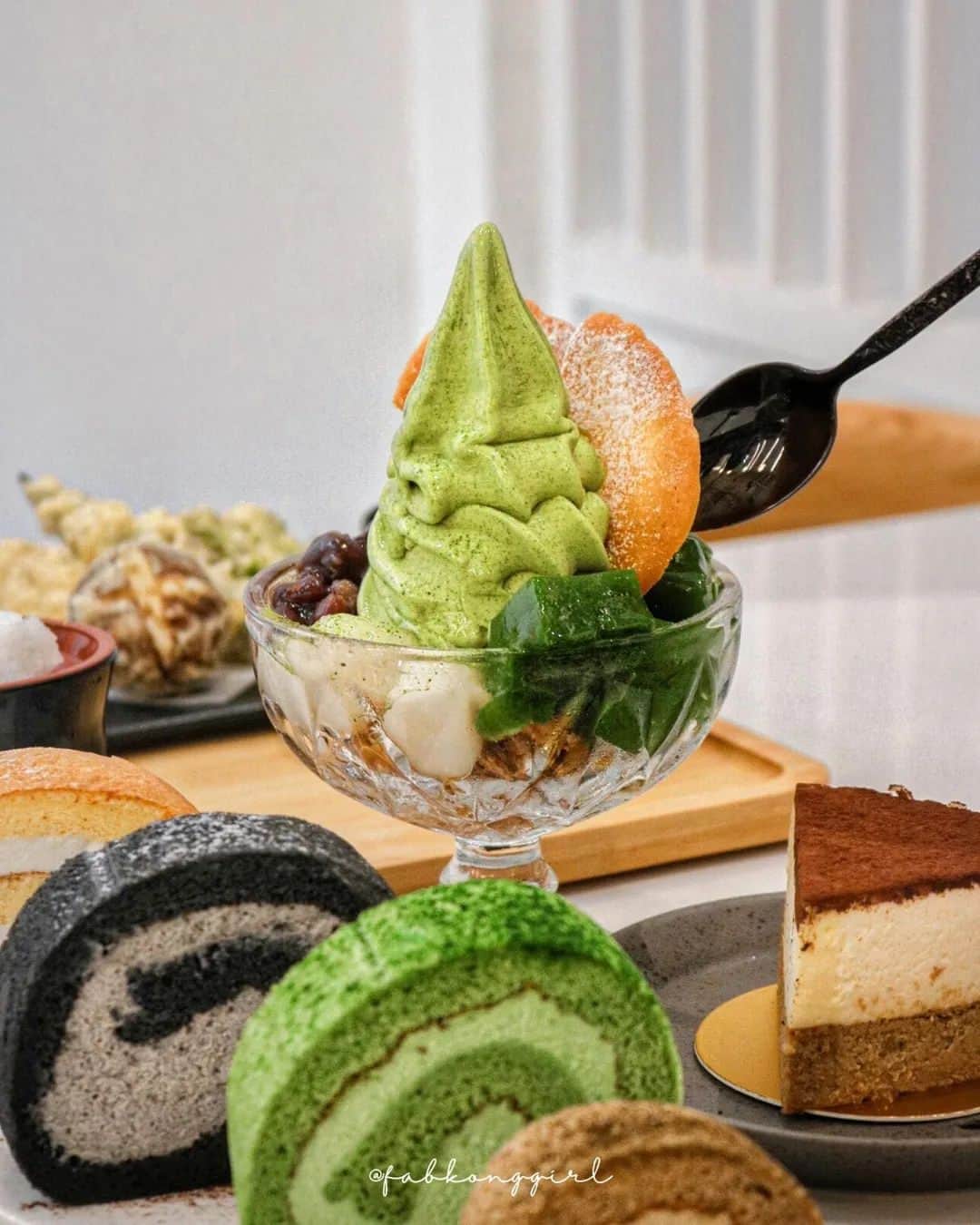 Matchæologist®さんのインスタグラム写真 - (Matchæologist®Instagram)「🙌 Tag your #MatchaBestie with whom you’d love to devour these #Matcha Swirl #Parfait and Matcha + Houjicha Roll Cakes! 🙌 Pure edible happiness beautifully captured by @fabkonggirl! . We’ve got you covered if you’re craving the captivating taste of matcha green tea 🌿— the ultimate superfood that you can incorporate into any of your favourite creations! . 👉 Head to Matchaeologist.com (link in bio) to learn more about our range of 🌿 artisanal matcha and 🍂 houjicha powder.  . Matchæologist® #Matchaeologist Matchaeologist.com」9月7日 0時13分 - matchaeologist