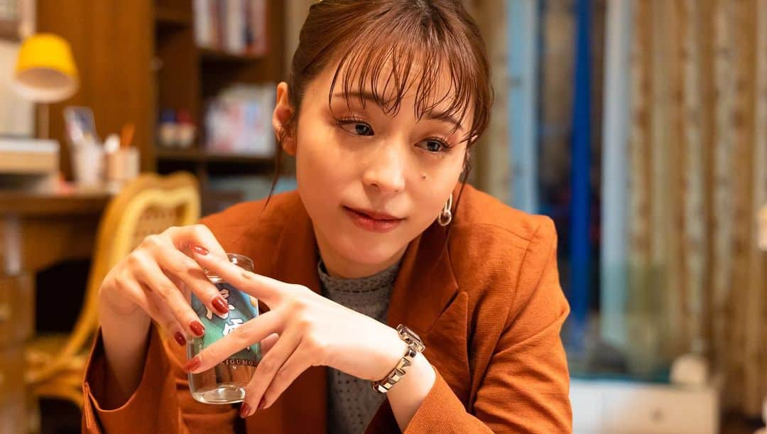 平野綾さんのインスタグラム写真 - (平野綾Instagram)「ドラマ『波よ聞いてくれ』DVD BOXが発売されました！ ⁡ おかげさまでギャラクシー賞を受賞したり、 差し入れでお酒ばかりいただいたり、 酒豪の役が続いていたり、 たくさんの反響をいただきました🤣 ⁡ 改めて、ありがとうございました！ ⁡ 久々にカップ酒姐さんの写真載っけちゃお♪ どこにも出てない、秘蔵カップ酒姐さんの写真です笑。 ⁡ ⁡ ⁡ #波よ聞いてくれ #茅代まどか #カップ酒姐さん」9月7日 0時16分 - a_ya.hirano