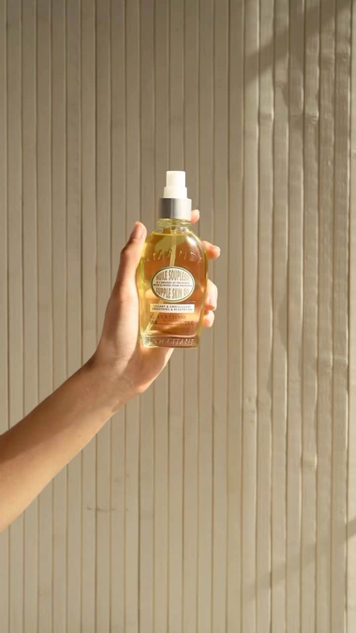 ロクシタンのインスタグラム：「Golden hour looks good on you, and your skin. Give it that autumnal glow with our best-selling Supple Skin Oil💧💛」