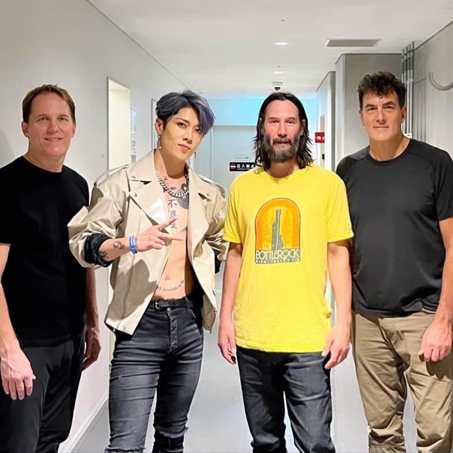 のインスタグラム：「Thanks YOKOHAMA! Welcome back to Japan @dogstarband Was such a privilege to rock with you guys tonight. Keep on rocking. Japan loves you.   キアヌが日本ロックしに来るんだったらサポートするしかないでしょう！ということで行ってきました、横浜。熱いオーディエンスでした！明日はジャパンツアー最終公演、がっつり弾けて楽しんで🤘🏻🤘🏻😎⚡️」