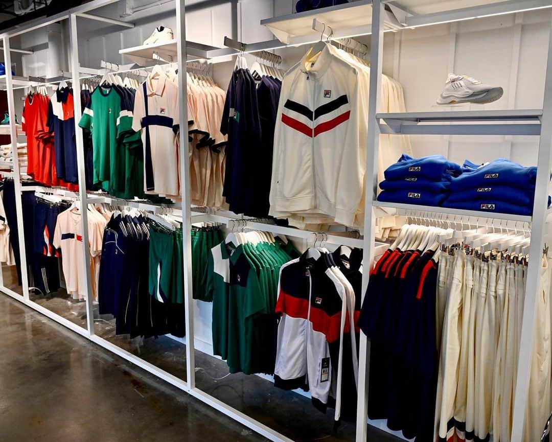 カロリナ・プリスコバのインスタグラム：「In NYC for the summer’s marquee tournament? Head over to the FILA Tennis pop-up in Flushing Meadows to grab your gear and dress like your favorite pros in FILA’s newest Heritage collection!   *A ticket is required to access the grounds   #filatennis」