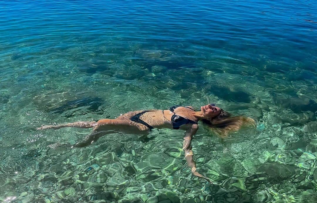 アガタ・クリゲルのインスタグラム：「Vacation mode - on 🌴」