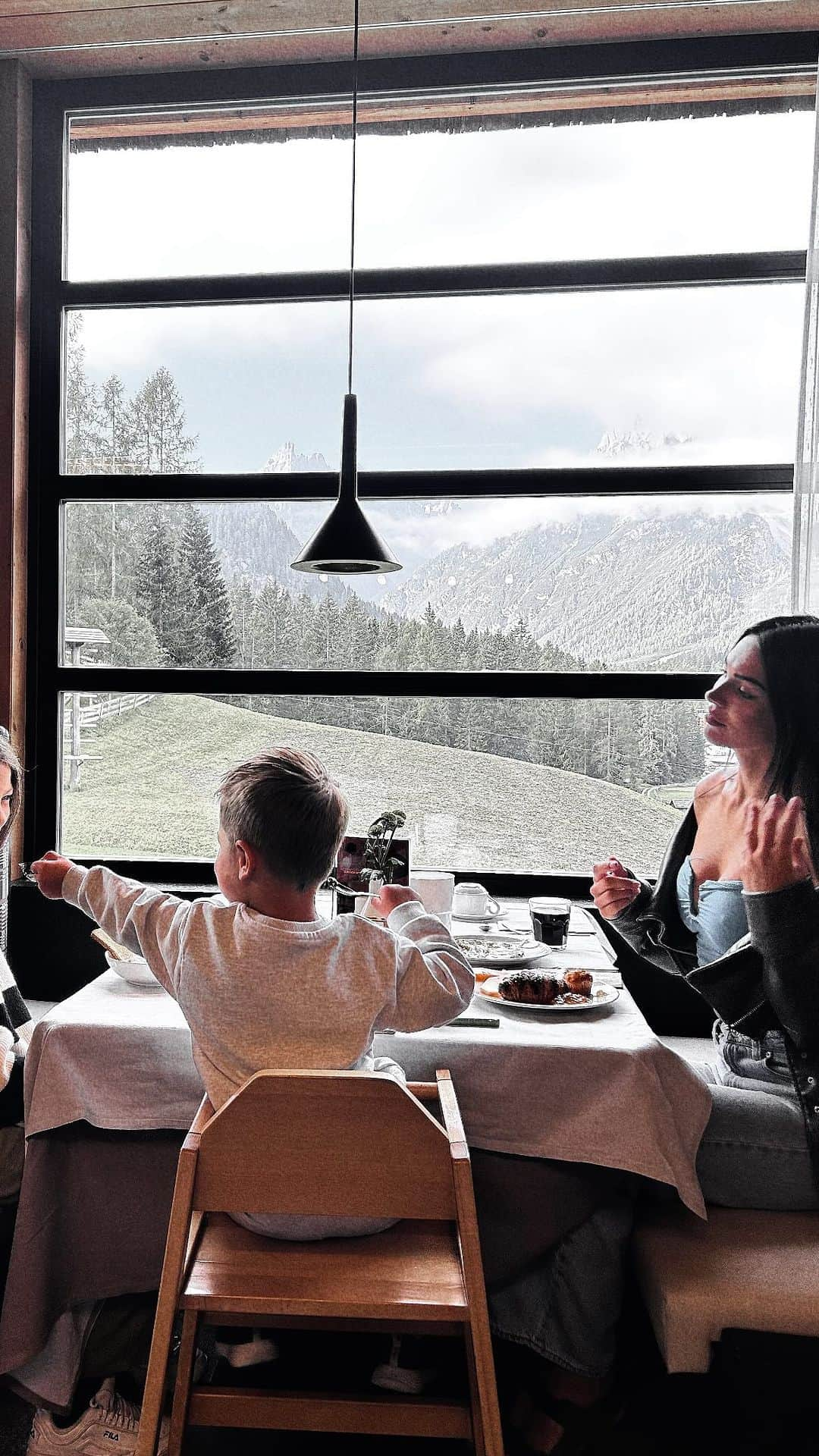 DASHA Dのインスタグラム：「Stato veramente bellissimo! Grazie @familyresortrainer . . . . . . . , . #vacation #destination #dolomiti #dolomites #dolomite #vacanza #mountains #familyresort #familylife #familyvacation #child #lagodibraies #familyresort #italy」