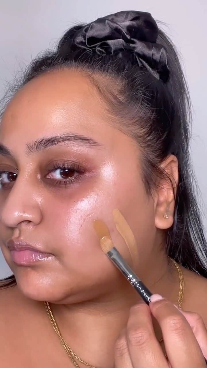 M·A·C Cosmetics UK & Irelandのインスタグラム：「56 shades of Studio Radiance✨  Watch as @v.pbeauty shade matches with our NEW Studio Radiance Serum-Powered™ Foundation. Available in 56 luminous shades, our new radiance-giving formula is customised for every skin tone and undertone. Go get your glow…  Vikeeta tries NC35, NC47 & NC40 and is matched to NC40.  Click the link in our bio to be virtually matched to your perfect shade or go in-store and speak with an artist NOW!  #MACCosmeticsUK #MACStudioRadiance #SerumPowered」