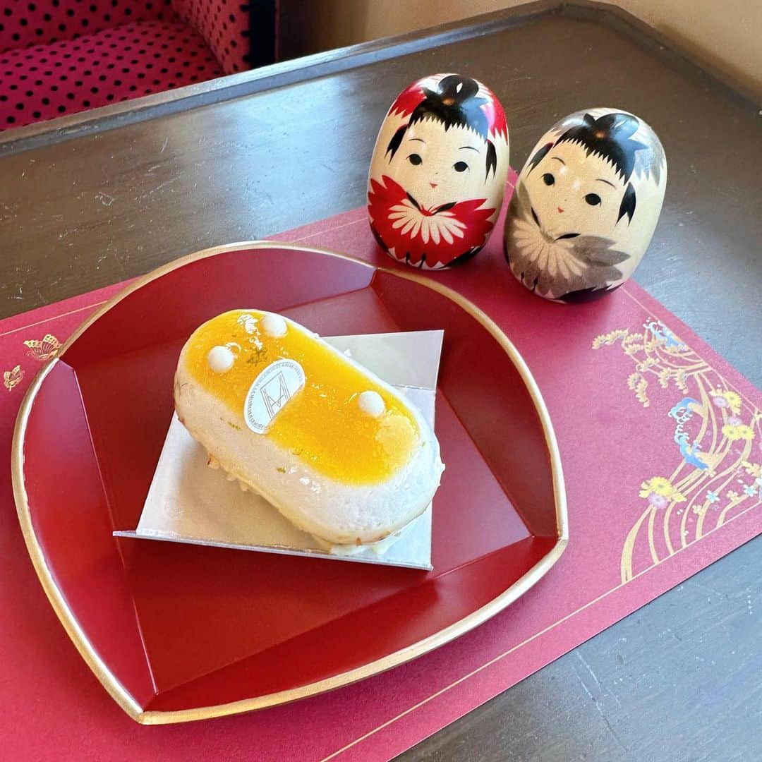 村井美樹さんのインスタグラム写真 - (村井美樹Instagram)「#花嫁のれん 内装もとても華やか💐 1号車は半個室になっていて、座席ごとにデザインが違うんです。贅沢〜！✨  世界的に活躍するパティシエの辻口博啓さん監修のケーキが食べられる「スイーツセット」☺️ 加賀棒茶とココナッツムースにトロピカルなジュレの夏らしいケーキ。とても美味しかったです🍰😋 ケーキは季節によって変わるそう。 お土産に焼き菓子のセットもいただけます。  車窓からはのどかな田園風景が。ちょうど田んぼに稲穂🌾が実り、黄金色に輝いていました✨  免田駅から宝達駅の車窓からは能登半島最高峰の宝達山…！と言っても標高637mのなだらかな山です☺️  華やかな車内でのんびり旅を楽しみました😊」9月7日 0時31分 - miki_murai_