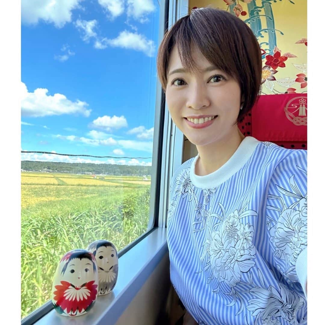 村井美樹さんのインスタグラム写真 - (村井美樹Instagram)「#花嫁のれん 内装もとても華やか💐 1号車は半個室になっていて、座席ごとにデザインが違うんです。贅沢〜！✨  世界的に活躍するパティシエの辻口博啓さん監修のケーキが食べられる「スイーツセット」☺️ 加賀棒茶とココナッツムースにトロピカルなジュレの夏らしいケーキ。とても美味しかったです🍰😋 ケーキは季節によって変わるそう。 お土産に焼き菓子のセットもいただけます。  車窓からはのどかな田園風景が。ちょうど田んぼに稲穂🌾が実り、黄金色に輝いていました✨  免田駅から宝達駅の車窓からは能登半島最高峰の宝達山…！と言っても標高637mのなだらかな山です☺️  華やかな車内でのんびり旅を楽しみました😊」9月7日 0時31分 - miki_murai_