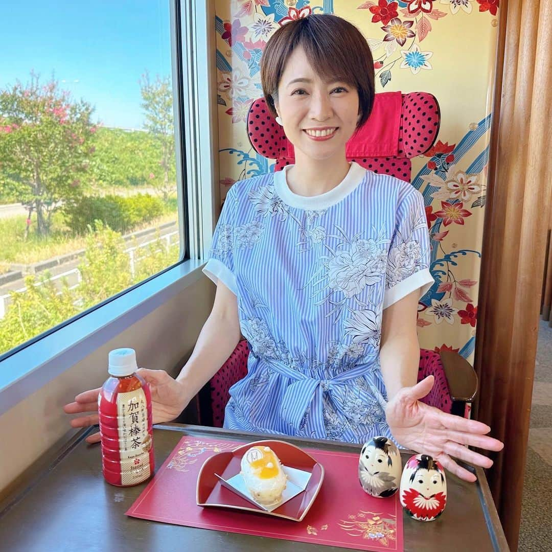 村井美樹のインスタグラム：「#花嫁のれん 内装もとても華やか💐 1号車は半個室になっていて、座席ごとにデザインが違うんです。贅沢〜！✨  世界的に活躍するパティシエの辻口博啓さん監修のケーキが食べられる「スイーツセット」☺️ 加賀棒茶とココナッツムースにトロピカルなジュレの夏らしいケーキ。とても美味しかったです🍰😋 ケーキは季節によって変わるそう。 お土産に焼き菓子のセットもいただけます。  車窓からはのどかな田園風景が。ちょうど田んぼに稲穂🌾が実り、黄金色に輝いていました✨  免田駅から宝達駅の車窓からは能登半島最高峰の宝達山…！と言っても標高637mのなだらかな山です☺️  華やかな車内でのんびり旅を楽しみました😊」