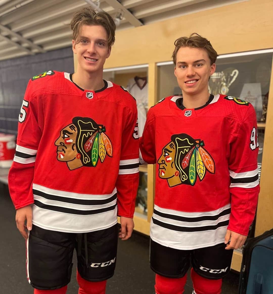 NHLさんのインスタグラム写真 - (NHLInstagram)「@kevinkorchinski and @_connorbedard are here, and they're looking spiffy. 😮‍💨  (📸: @nhlblackhawks)」9月7日 3時05分 - nhl