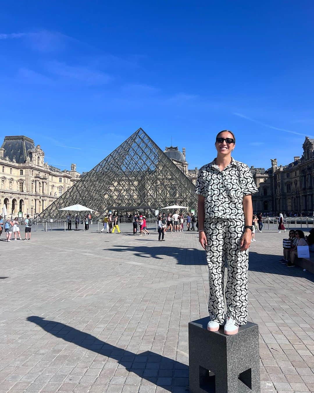 サラ・ゴスのインスタグラム：「Paris,   Thanks to @tudorwatch」