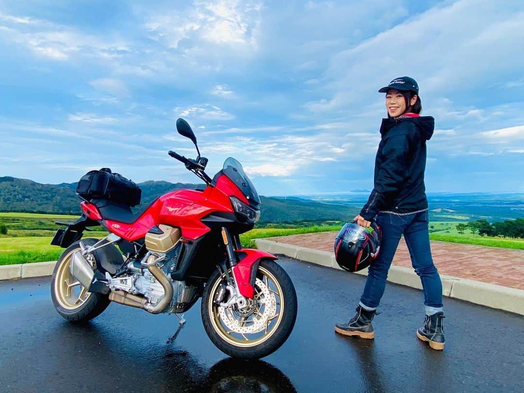 木村亜美のインスタグラム：「モト・グッツィ V100マンデッロで行く北海道ツーリング、素敵な景色と最高の道を満喫することができました。 北海道の風景はこのバイクによく似合います☺️ またひとつ、思い出をありがとう  @motoguzzijapan   #MotoGuzzi #V100Mandello  #モトグッツィ #v100マンデッロ #イタリアンバイク  #木村亜美 #北海道ツーリング」