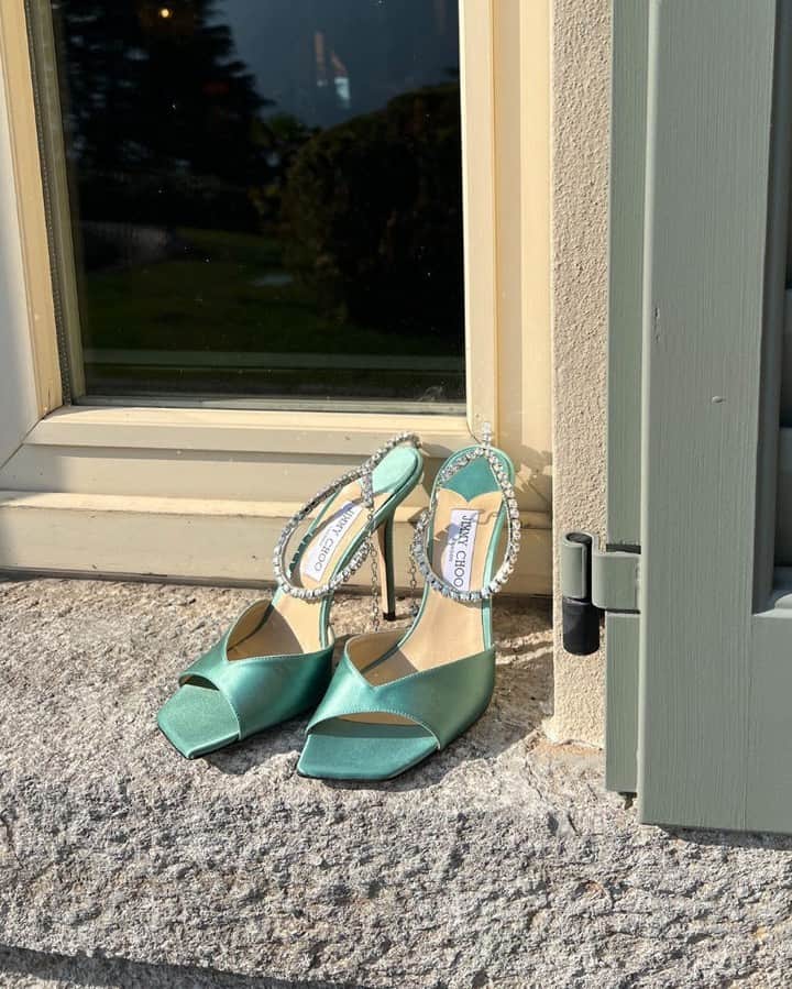 Harrodsのインスタグラム：「Blue over head and under foot ☀️ Celebrating sandals-weather the #JimmyChoo way ­– find this pair in Shoe Heaven on the Fifth Floor and at harrods.com.  #Harrods #HarrodsFashion」