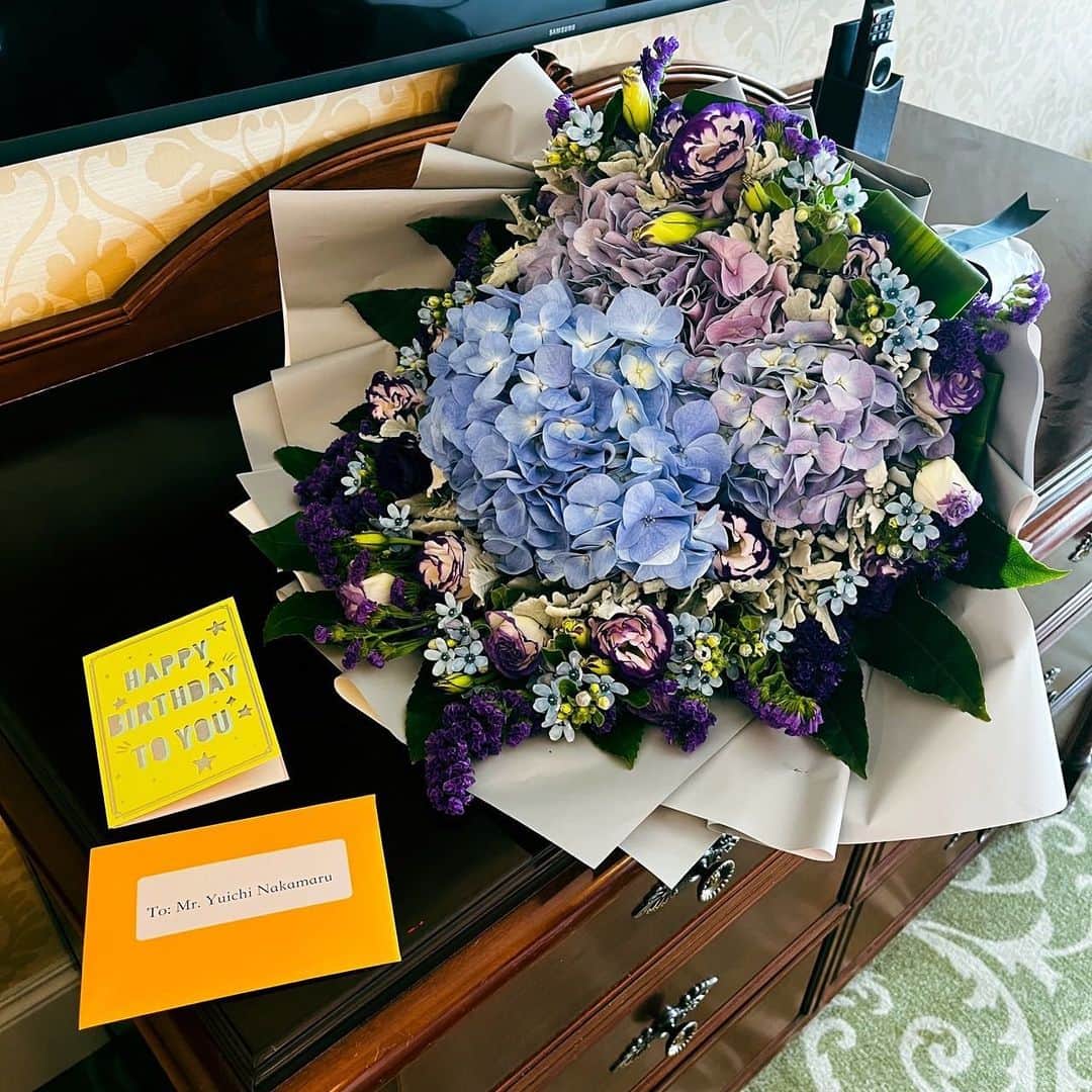 中丸雄一さんのインスタグラム写真 - (中丸雄一Instagram)「「何するカトゥーン？」のロケで香港に来た。  誕生日の当日だったので、あのジャッキーチェン氏から大きなお花とフルーツ、お手紙をいただいた！  めちゃくちゃ嬉しい。今度お会いしたいです。」9月7日 0時48分 - y_nakamaru_94