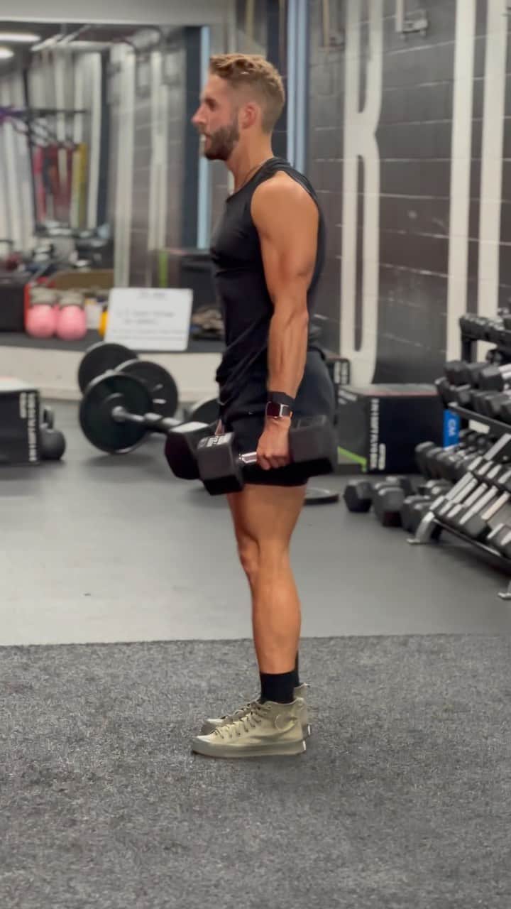 ショーン・ブースのインスタグラム：「On Wednesday’s, we work on those @bcgym_nashville glute training principles 🍑 Hinge chest over thigh, shift hip back, vertical shin(s), inhale - push ribs out, hold & brace!」