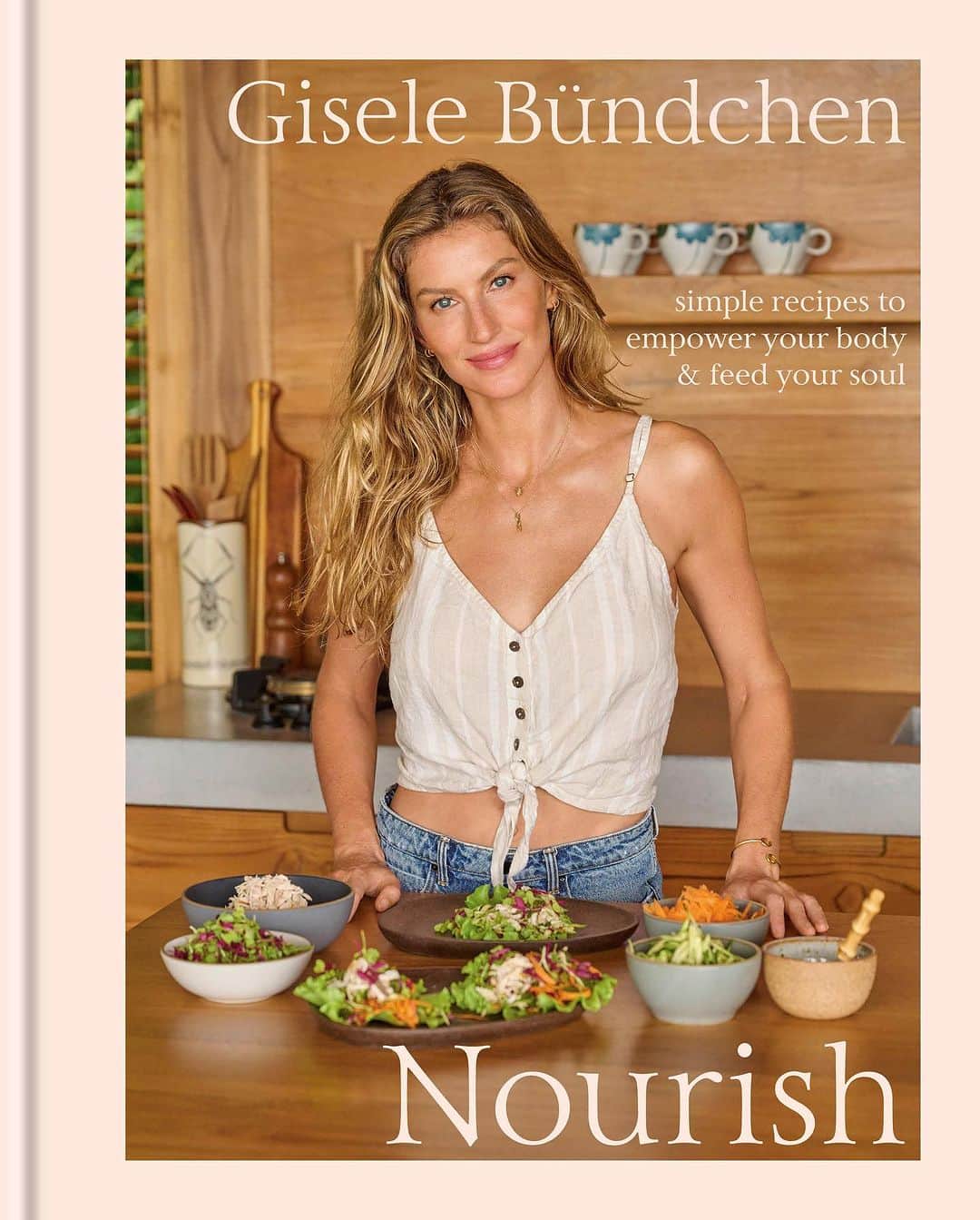 ジゼル・ブンチェンのインスタグラム：「I am so excited to announce my new cookbook, Nourish! People are always asking me what I eat and how I stay fit. Great food is something I am passionate about, and it is vital for living a healthy lifestyle. In Nourish, I share my family’s favorite simple, nutritious, and delicious recipes and some self-care rituals that help me so much in my life especially as a busy, working mom. I am happy that I get to share this cookbook with all of you! Hope you enjoy !  Check it out, is now available for preorder and out in March! Link in bio. You can also preorder signed copies 😊  Estou muito animada em anunciar meu livro de receitas, Nourish! As pessoas sempre me perguntam o que eu como e o que faço pra ficar em forma. Sou apaixonada por comida e ela é vital para um estilo de vida saudável. Em Nourish, compartilho as receitas simples, nutritivas e deliciosas da minha família, bem como alguns rituais de autocuidado que me ajudam muito na minha vida, especialmente com a vida corrida de mãe e profissional. Fico feliz em compartilhar esse livro com vocês! Espero que gostem! Confira; agora está disponível para encomenda e será lançado em março! Link na biografia. Você também pode encomendar cópias assinadas.」
