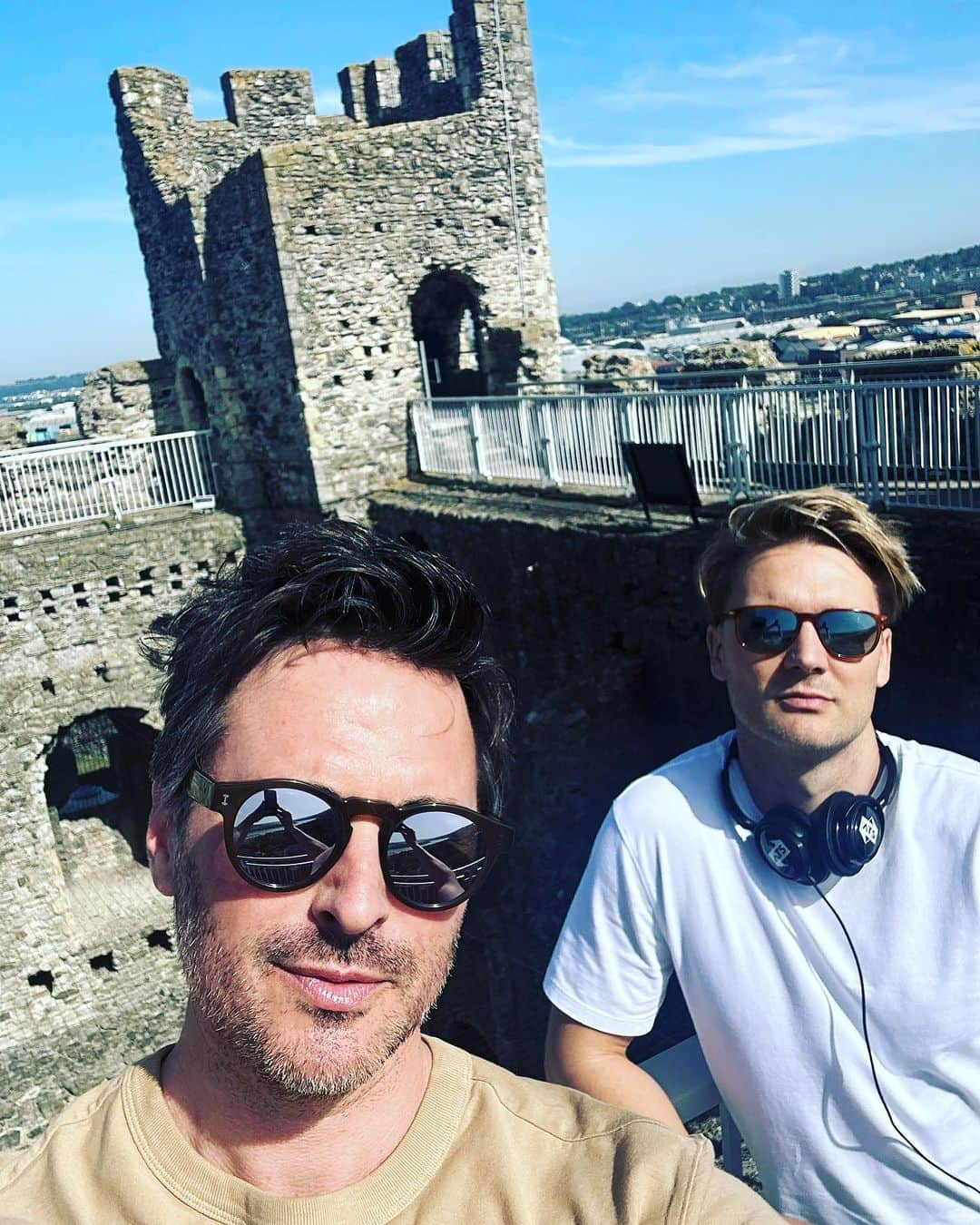 オリバー・キエラン・ジョーンズのインスタグラム：「🏰 🐉 🤴 #castle #rochester #medieval #sun #adventure #audiotour 😂」