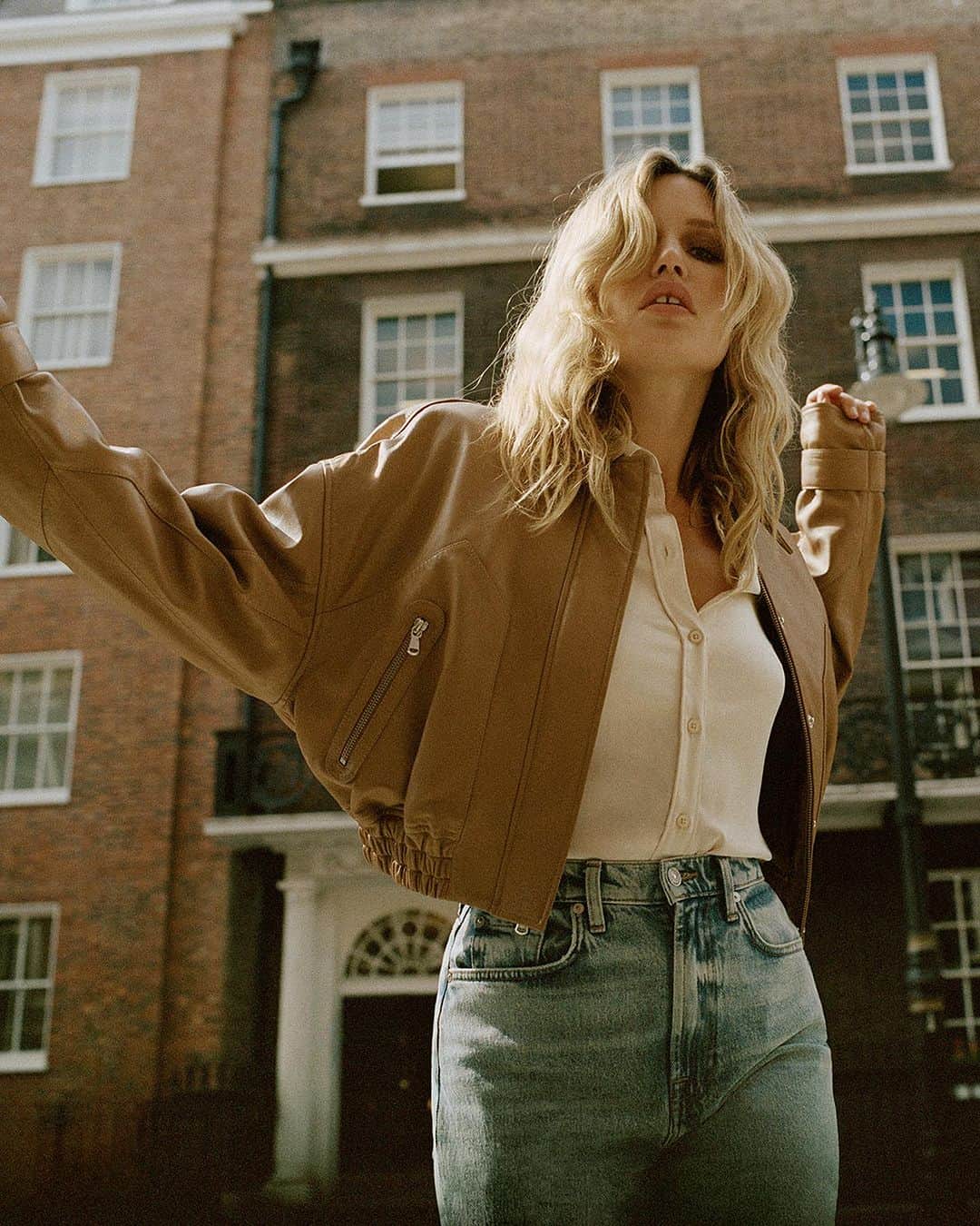 ジョージア・メイ・ジャガーのインスタグラム：「LONDON EDITION. THE COLLECTION. Starring Georgia May Jagger and Raith Clarke and lensed by photographer Sonia Szóstak. Tailored silhouettes pair back to easy shapes. Looks are layered and designed to be modular. Proportions continue to surprise and delight. Dynamic, eclectic, timeless. This is Fall 2023.   Talent: @georgiamayjagger @raithclarke Photographer: @sonia_szostak BTS Photographer: @dougalmacarthur Videographer: @benjamin_cooper_  @luminescent_films Stylist: @hannahelizabethryan Makeup Artist: @siddharthasimone Hair Stylist: @chiwonghair Producer: @fuseprodco Agency: @assemblylondon  Casting: @jenniferstarr1  Shop the Fall 2023 collection at #7ForAllMankind」