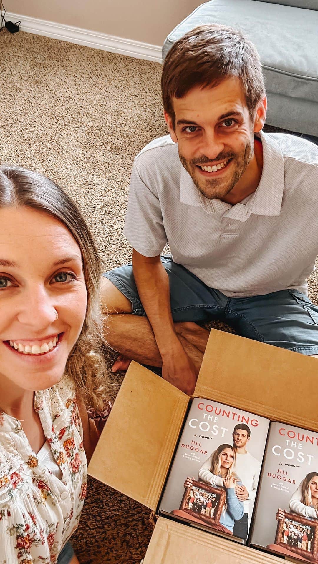 デリック・ディラードのインスタグラム：「📚Seeing the hard copy of our book #countingthecost for the first time + opening our own 📦 of books!  📚The book releases next week on 9/12 and we have several live, in-person events + live virtual events coming up! (*Get all the details at link in my bio!*⬆️)  📚Pre-order the book today & come out and see us, or join in on one of the many live events next week! ⬆️ Get all the details at the link in my bio or here ⬇️  📚Book pre-order link: https://bit.ly/countingthecostbook   🗓️Events link: https://www.dillardfamily.com/2023/08/new-in-person-virtual-live-book-events/  @gallerybooks @derickdillard #countingthecostbook」