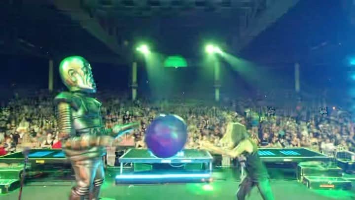 ロブ・ゾンビのインスタグラム：「Thanks to everyone in Detroit who came out last night! Man, it was narly hot! 🔥 Next stop Toronto. 🔥 #robzombie #freaksonparadetour 🇨🇦🇨🇦🇨🇦🇨🇦🇨🇦🇨🇦🇨🇦🇨🇦🇨🇦🇨🇦🇨🇦🇨🇦」