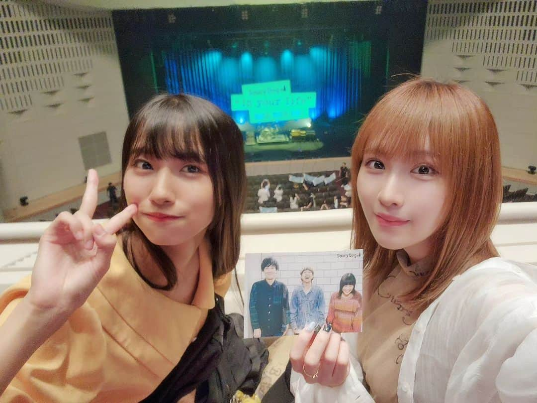 小田桐奈々のインスタグラム：「Saucy Dogさんのライブヘ初参戦！  ライブってひとつとして同じものはなくて、 だからこそ生み出される奇跡を感じられたステージでした😭✨  今更だって僕は言うかな って曲、とても素敵でした。照明もすごくて目でも楽しみまくってました！  生の歌声や演奏が身体に響いて心地よかったなぁ…やっぱり音楽はたくさんのパワーをもらえます。また行けたらいいなぁ。。。  今回はりこぴんと共に💕  深夜に失礼しました😭😭😭😭  （奈々）  #SaucyDog #大宮ソニックシティ #ライブ」