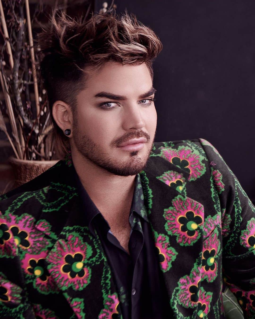 アダム・ランバートのインスタグラム：「In a one-off documentary, superstar and Grammy-nominated artist Adam Lambert will open up about his phenomenal music success and the barriers he has faced as an openly gay man in the music industry.   #AnAdamLambertDocumentary coming to ITV and @itvxofficial in 2024」