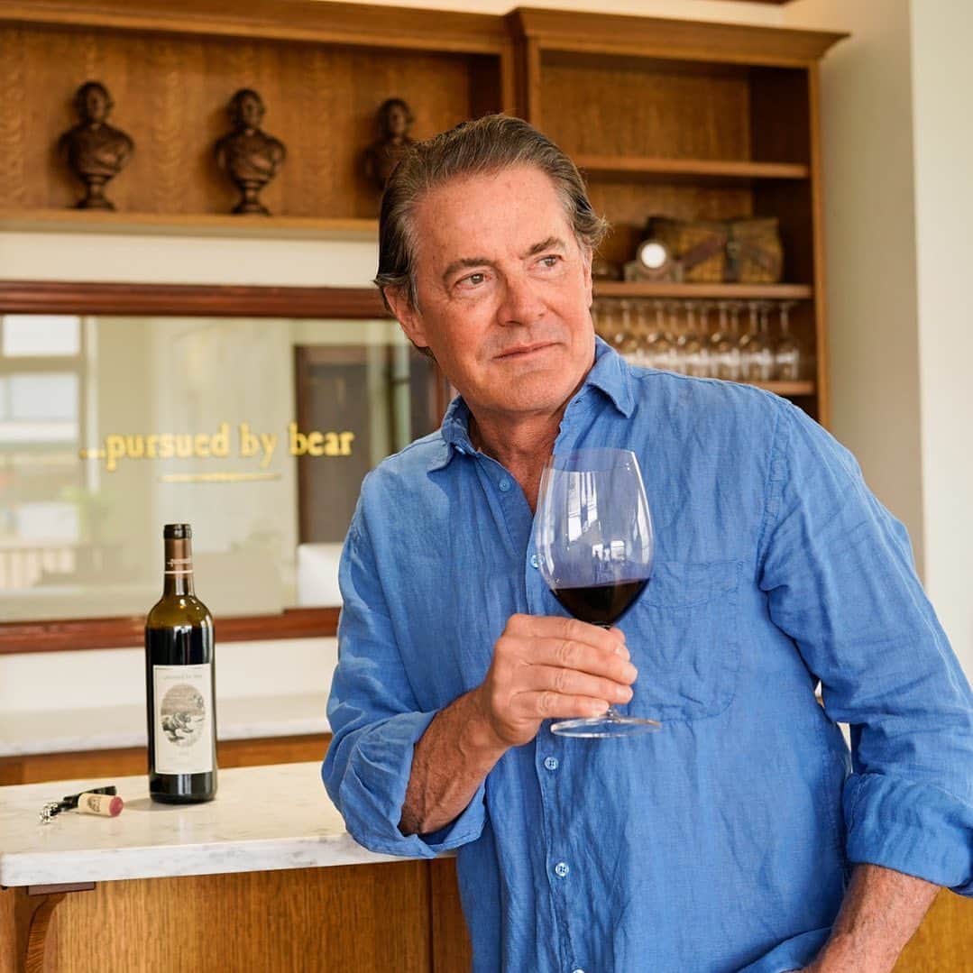 カイル・マクラクランのインスタグラム：「Them: Would you like a glass of wine? Me: Well, that’s an offer decant refuse. 😉 #WineWednesday」