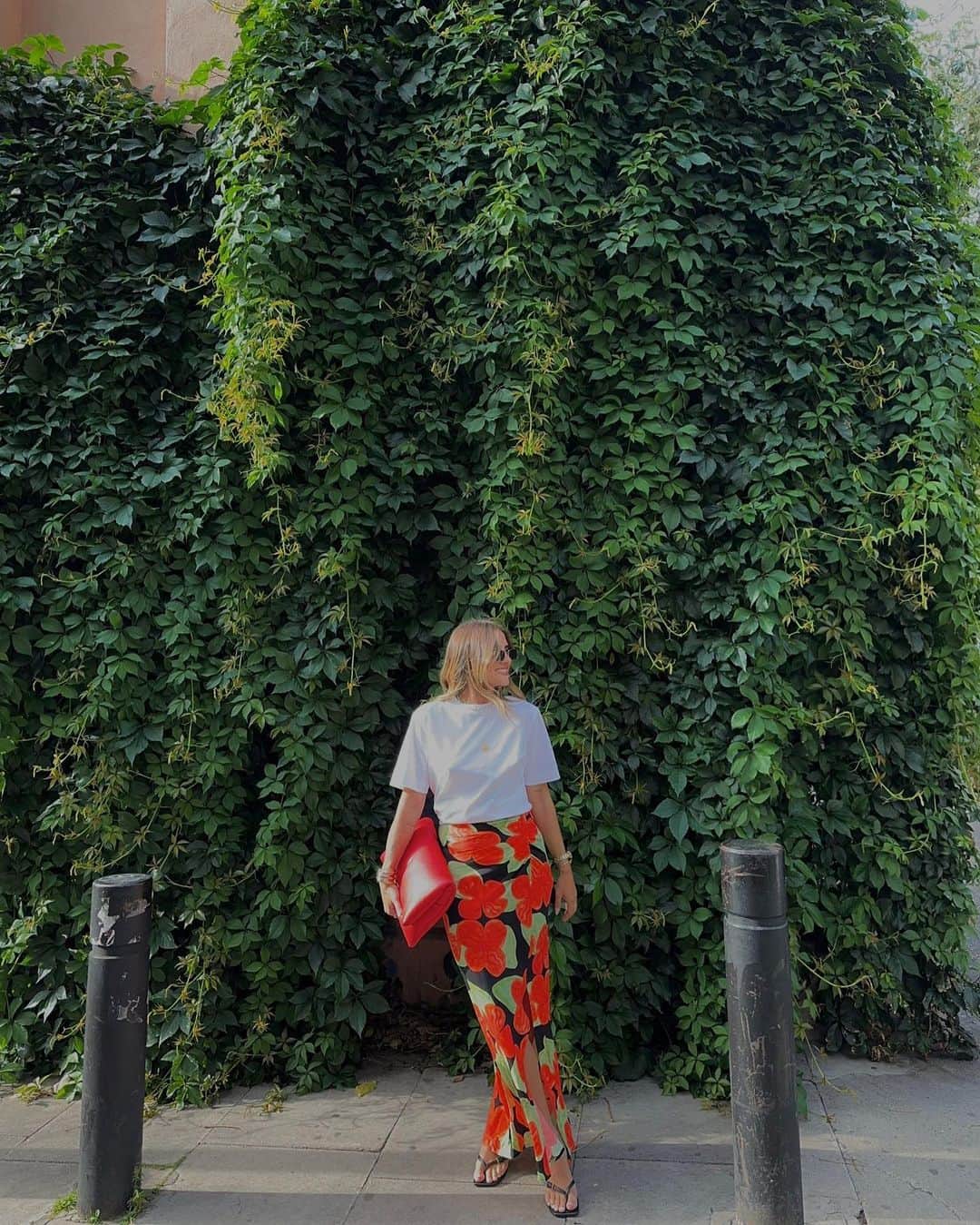 トップショップのインスタグラム：「Not just the weather giving the heat.  @emilyrosemoloney wears the printed maxi [130464280] , everyday tee [131710738] + puffy clutch [130954966].」
