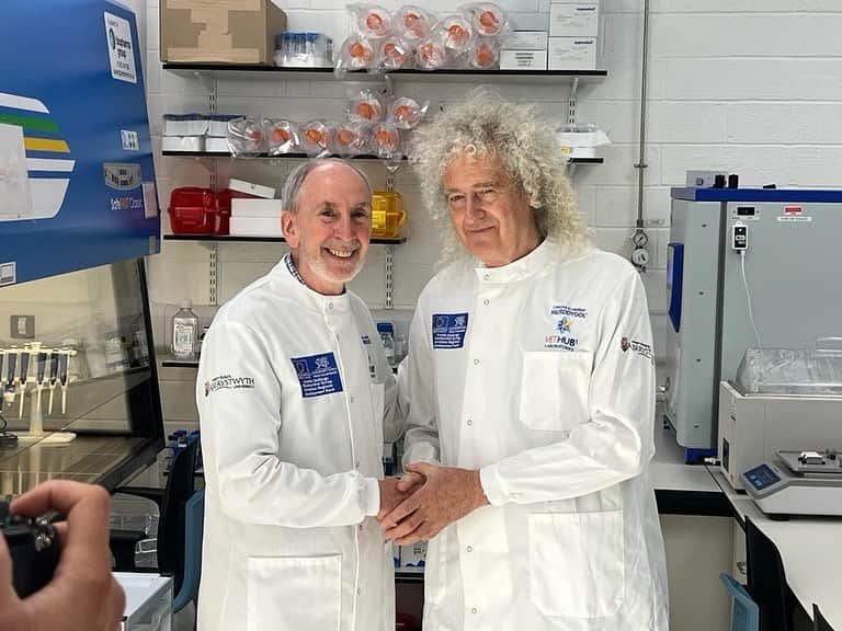 ブライアン・メイのインスタグラム：「Ha ! No - we’re not trying to be astronauts ! This is the requisite gear for working in the laboratories of APHA, here at Aberystwyth University.  This is one of the highest level research centres in the world for disease control.  This man is prof Glyn Hewinson, an acknowledged leader in the fight, behind the scenes, against the bovine TB pathogen - known as M.Bovid - the “M” standing for Mycobacterium - and extraordinarily wily organism which so far has outwitted mankind.  It was Glyn who invited me here today to speak to an audience of mostly very unhappy Welsh Farmers. I’m here to try to help - armed with the experience of 10 years battling the disease at Gatcombe Farm in Devon.  Our views are VERY different from those of the Powers That Be In farming.  Wish me luck.  I believe we have the solution everyone needs.  It’s a long way from guitar playing !!! Cheers - Bri」