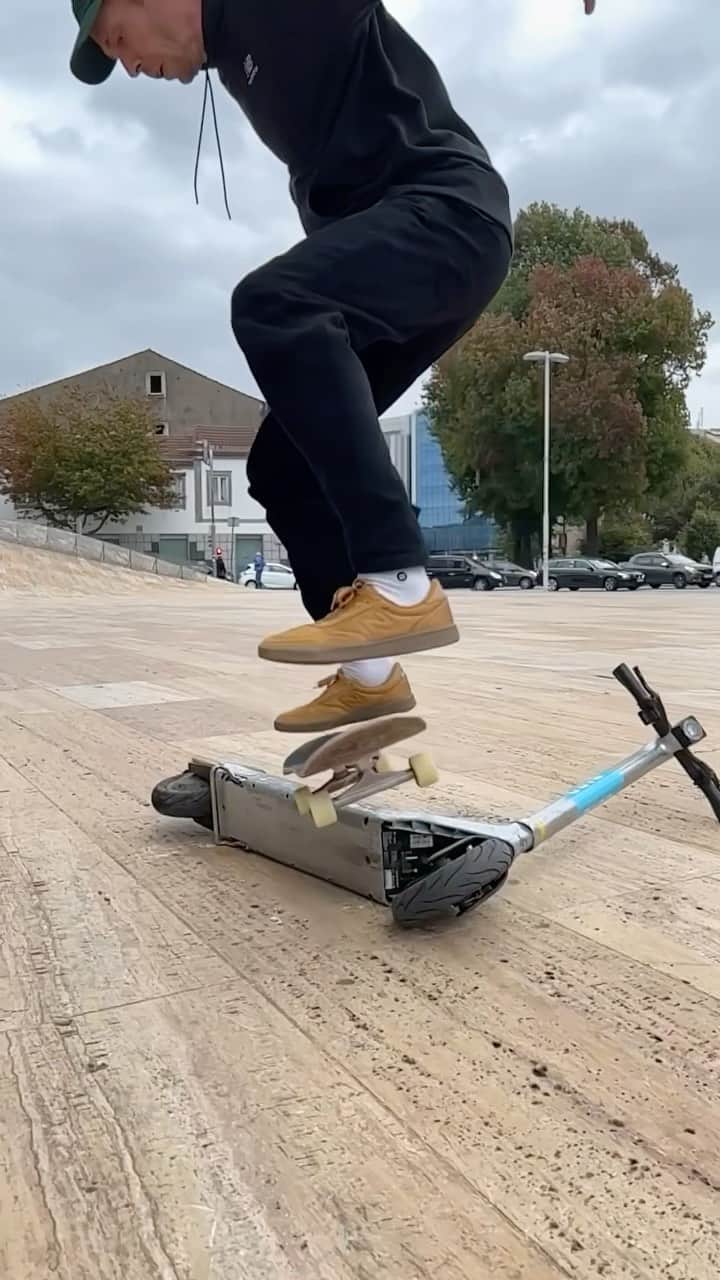 スラッシャーのインスタグラム：「✨ Footwork @tylersurrey」