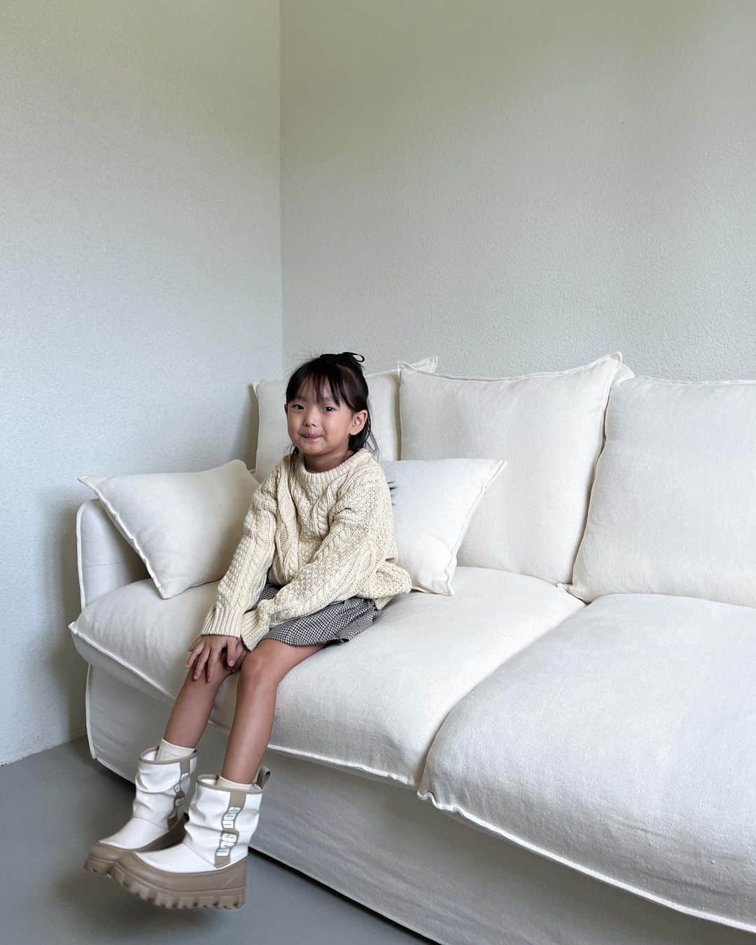 アグのインスタグラム：「The littles are prepped for #UggSeason. Are you?   📸: @dinshowroom @cree_kimble @phoebeandhome @sofiaxxbella   #UGG #FeelsLikeUGG #Kids #KidsOutfits」