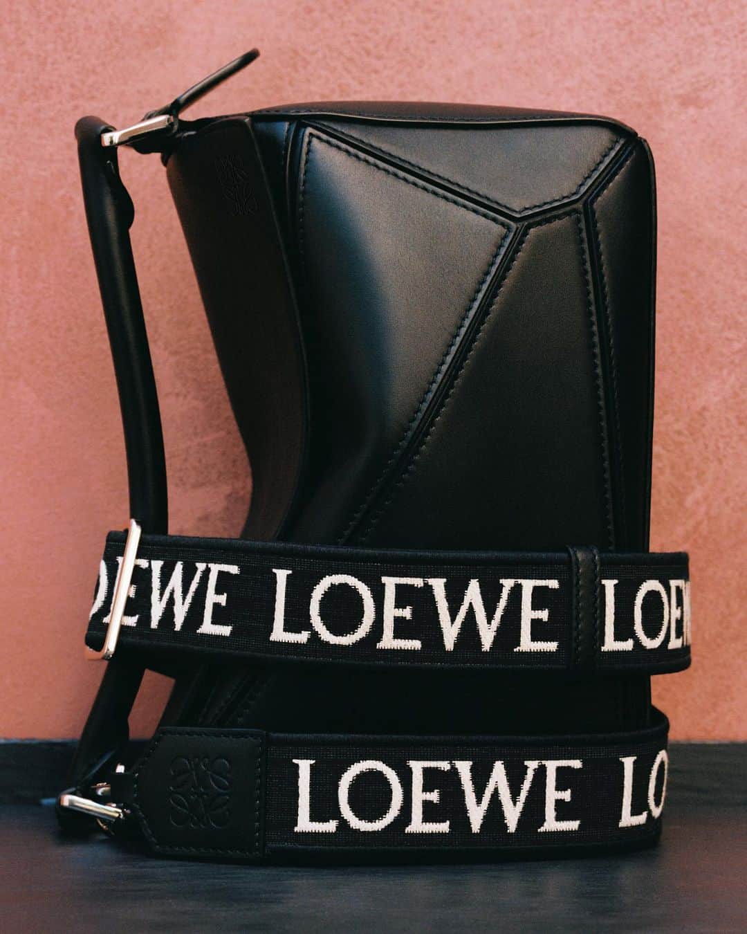 Loeweさんのインスタグラム写真 - (LoeweInstagram)「Classic Puzzle bag—a signature LOEWE shape crafted in leather.  Available in store and on loewe.com  #LOEWE #LOEWEpuzzle」9月7日 1時00分 - loewe